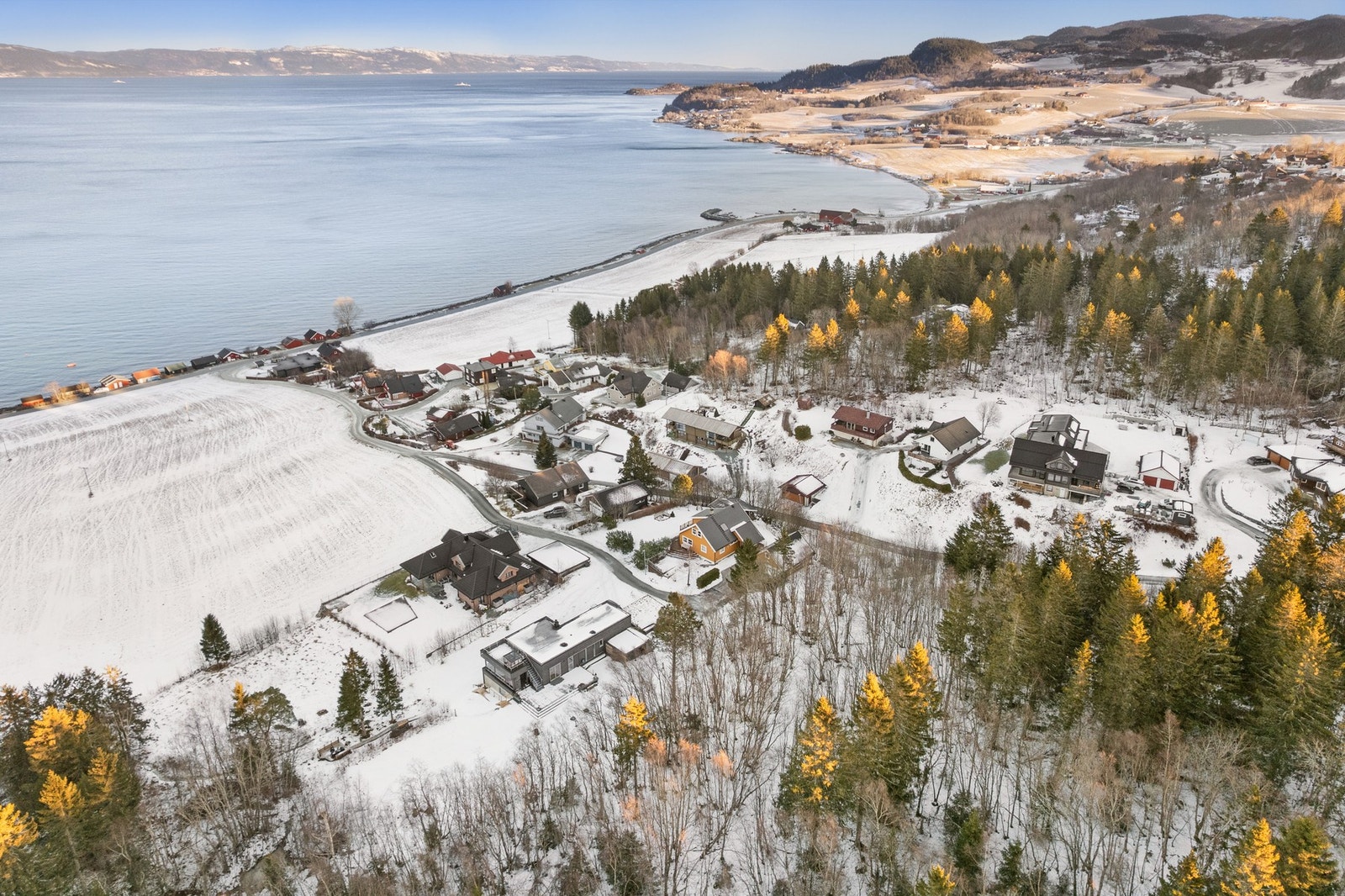 Boligen ligger i enden av en blindgate med skog og tursti rett bak huset. Boligen ligger ca. 20 minutters kjøretur unna Trondheim sentrum. Galleribilde