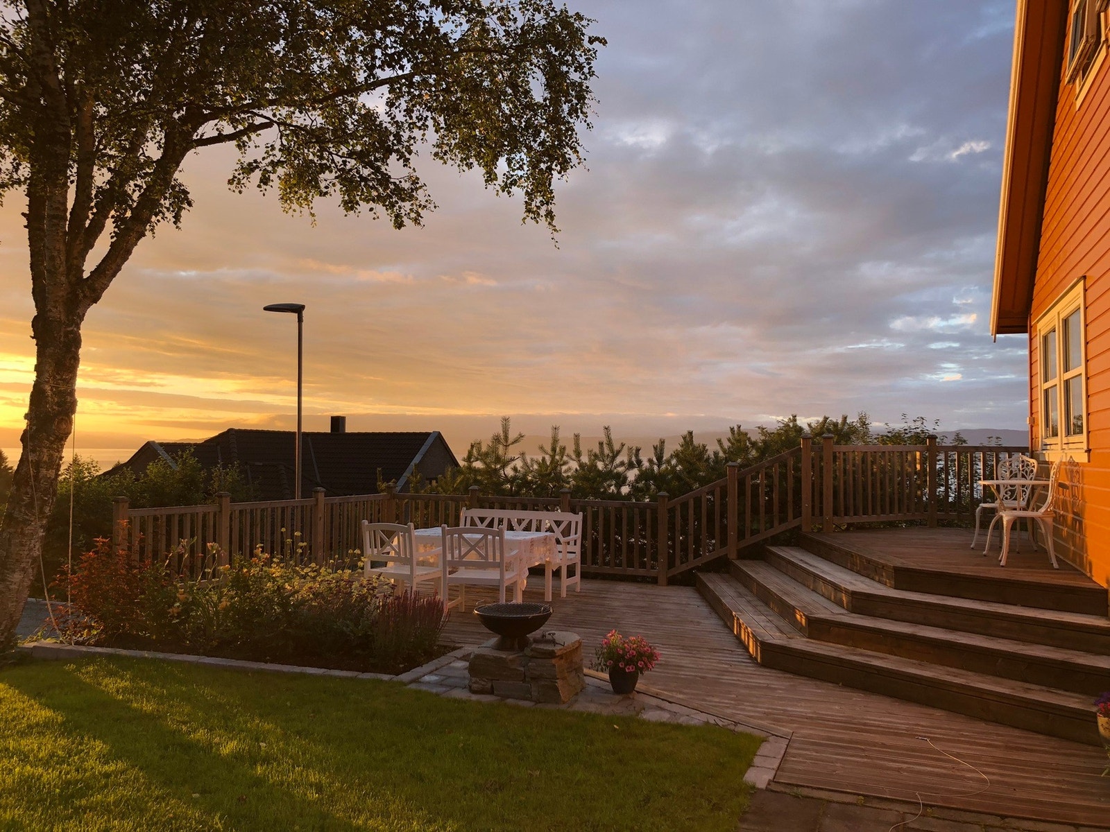 Terrasse på 38,8m² med god plass til utemøblement. (Bilde tatt av selger) Galleribilde