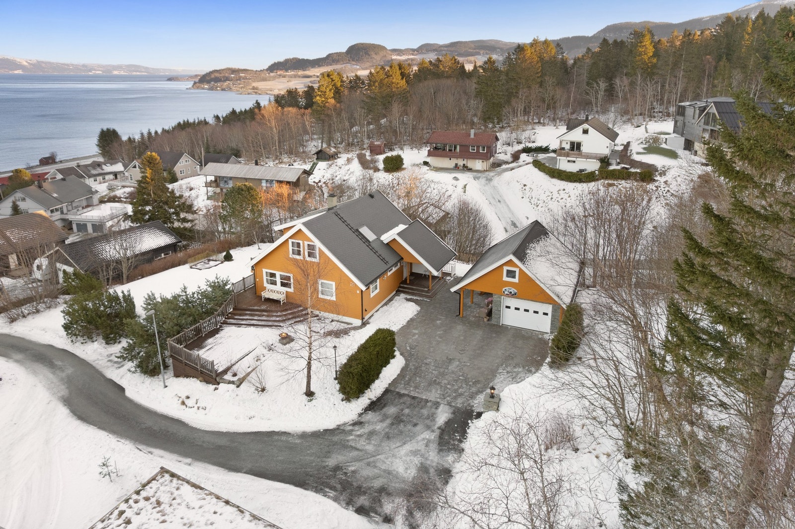 En idyllisk beliggende enebolig med formidabel utsikt mot jorden. Her får du en innholdsrik enebolig med garasje, sokkel med egen inngang og anneks på tomta. Galleribilde