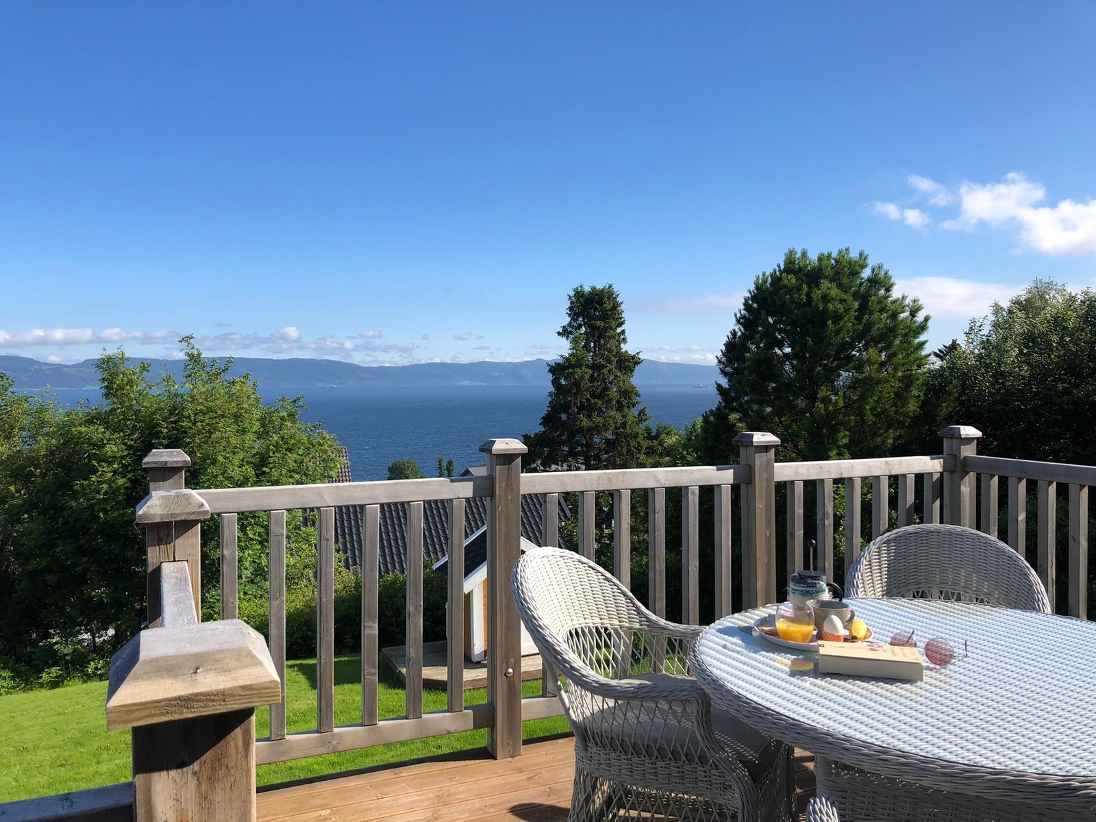 Nydelig utsikt fra balkong som ble oppført i 2017. (Bilde tatt av selger) Galleribilde