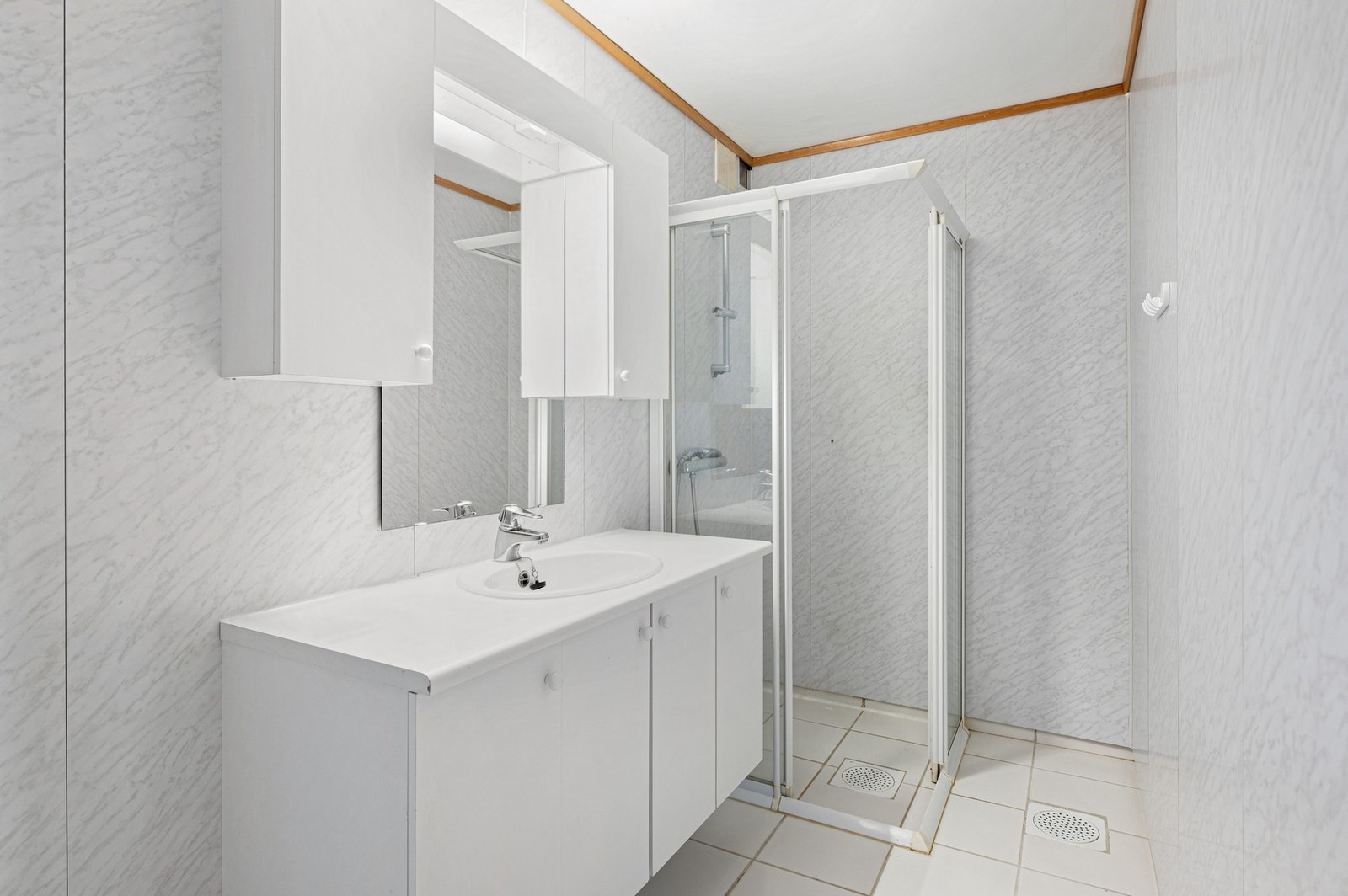 Baderom i sokkeletasje. Galleribilde