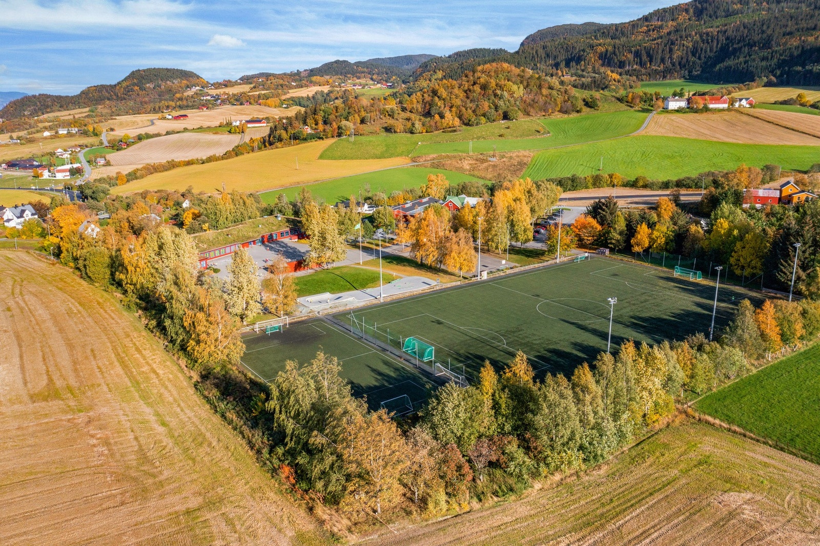 Boligen sogner til Rye skole og Spongdal ungdomsskole som sto ny i 2016, med stor idrettshall. Galleribilde