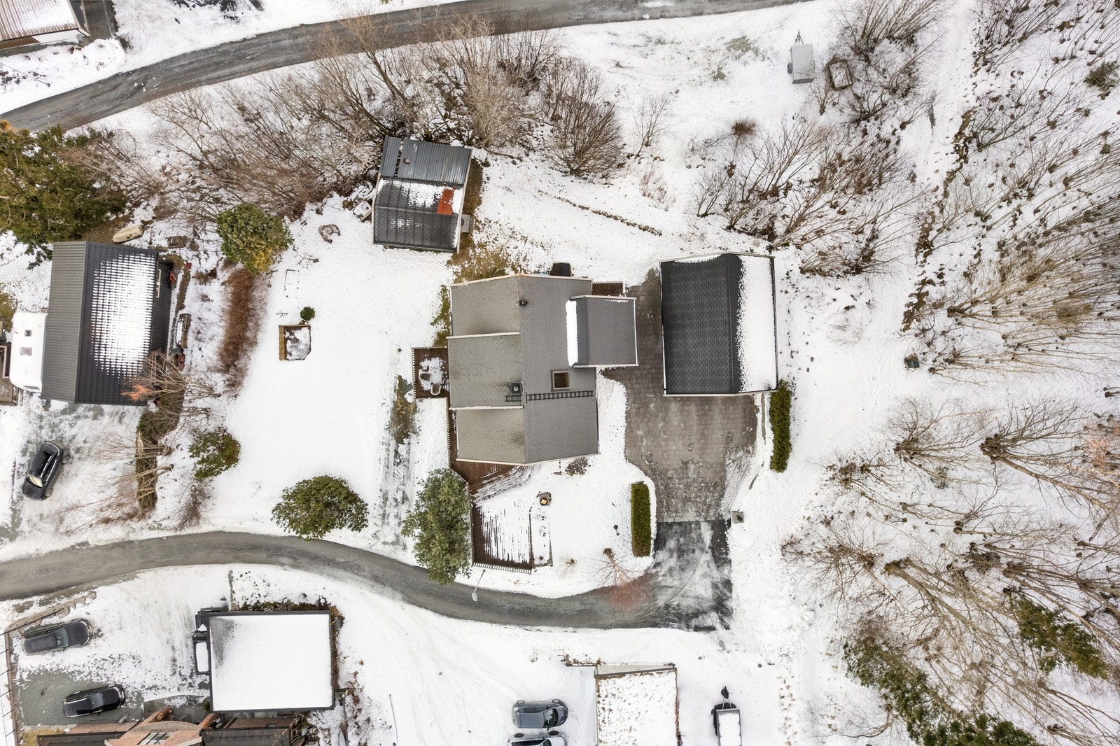 Romslig tomt på 1.781m² med opparbeidet plen og hage rundt hele huset, steinsatt gårdsplass med asfalt fra 2025 lagt sømløst inn mot den steinsatte gårdsplassen. Galleribilde