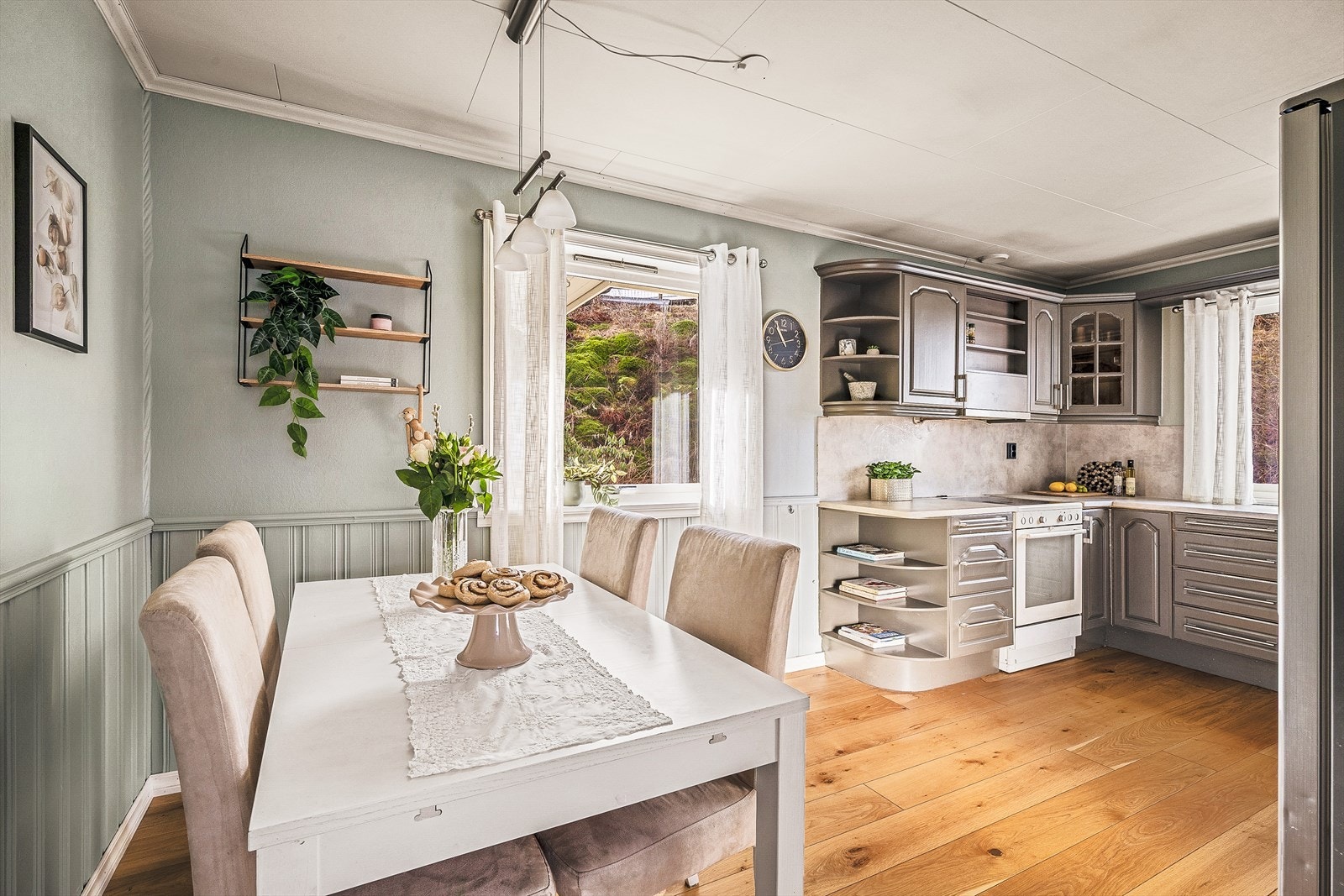 Kjøkkenet ligger praktisk til like bak stuen. Galleribilde