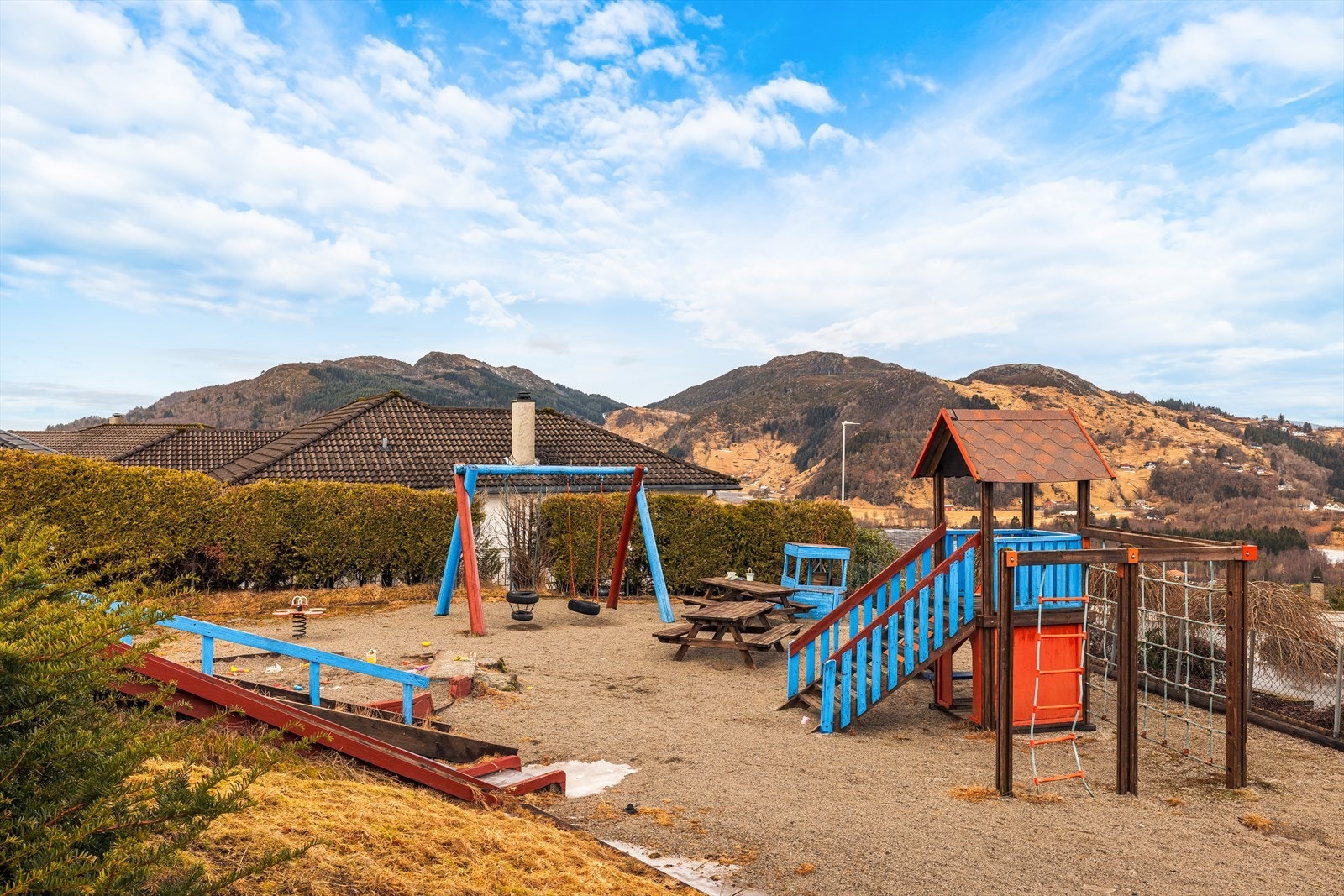 Både lekeplasser, fotballbane og flotte turmuligheter i området Galleribilde