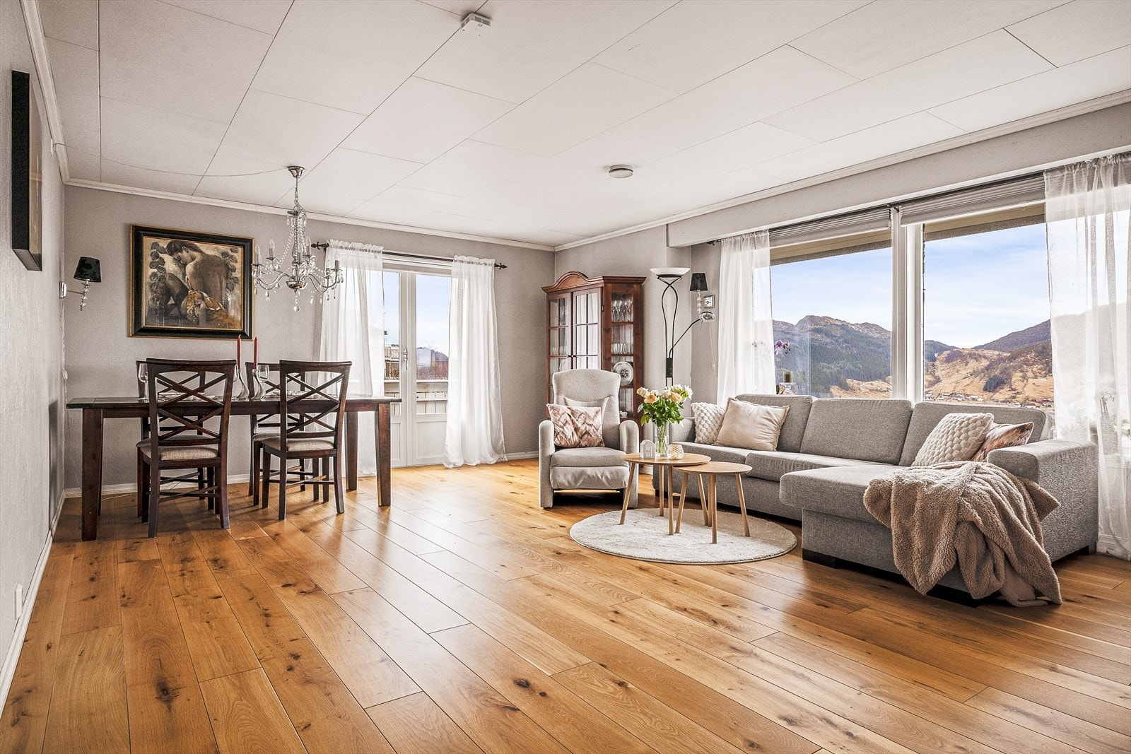 Stor og romslig stue i 1. etasje Galleribilde