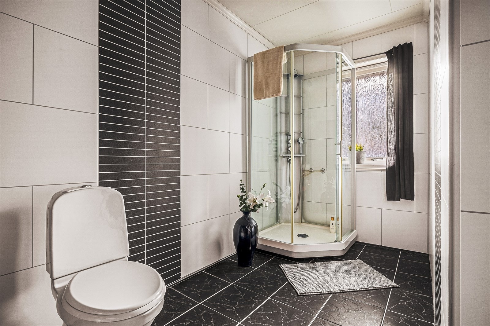 Bad i 1. etasje Galleribilde