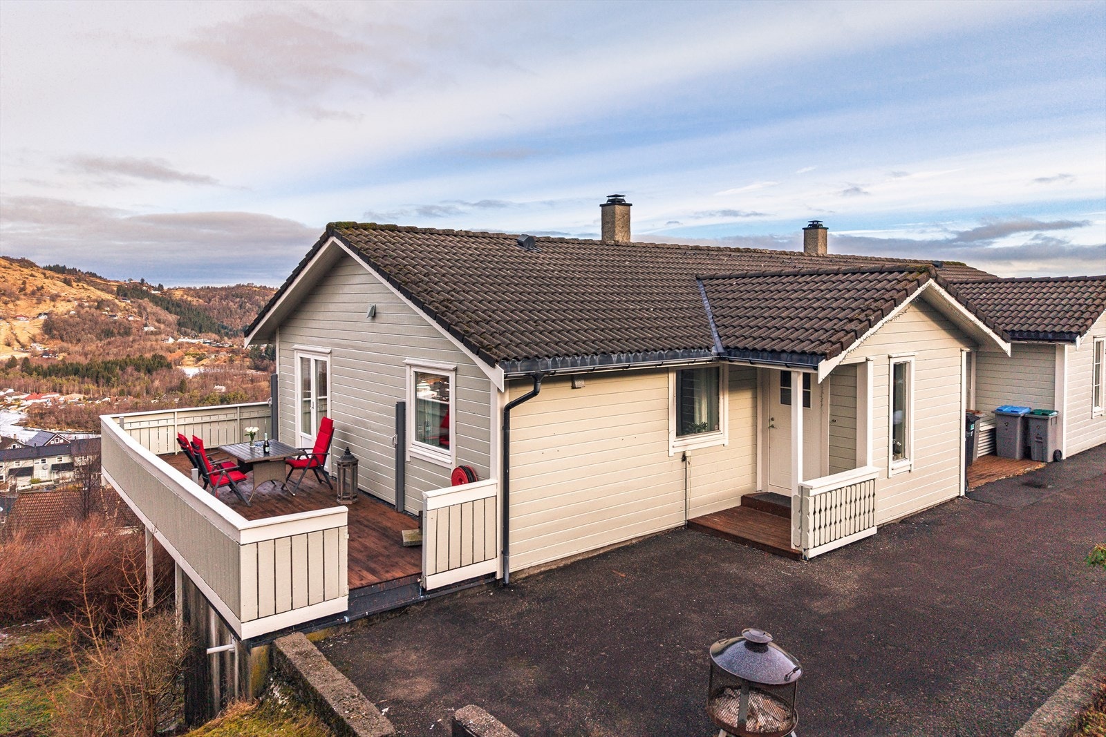 Enkel adkomst til boligens første etasje med kun to trinn Galleribilde