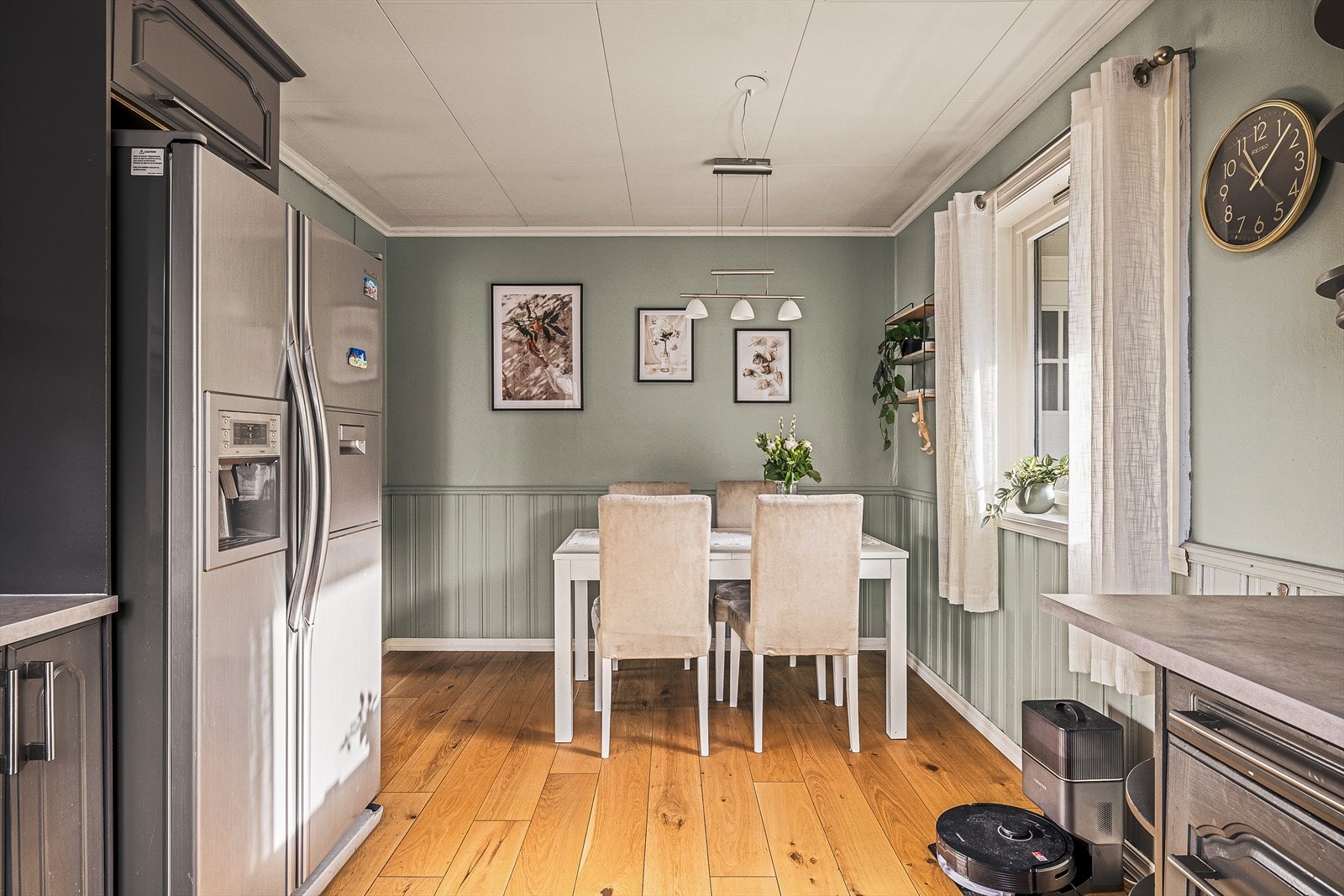 God plass til spisebord på kjøkkenet Galleribilde