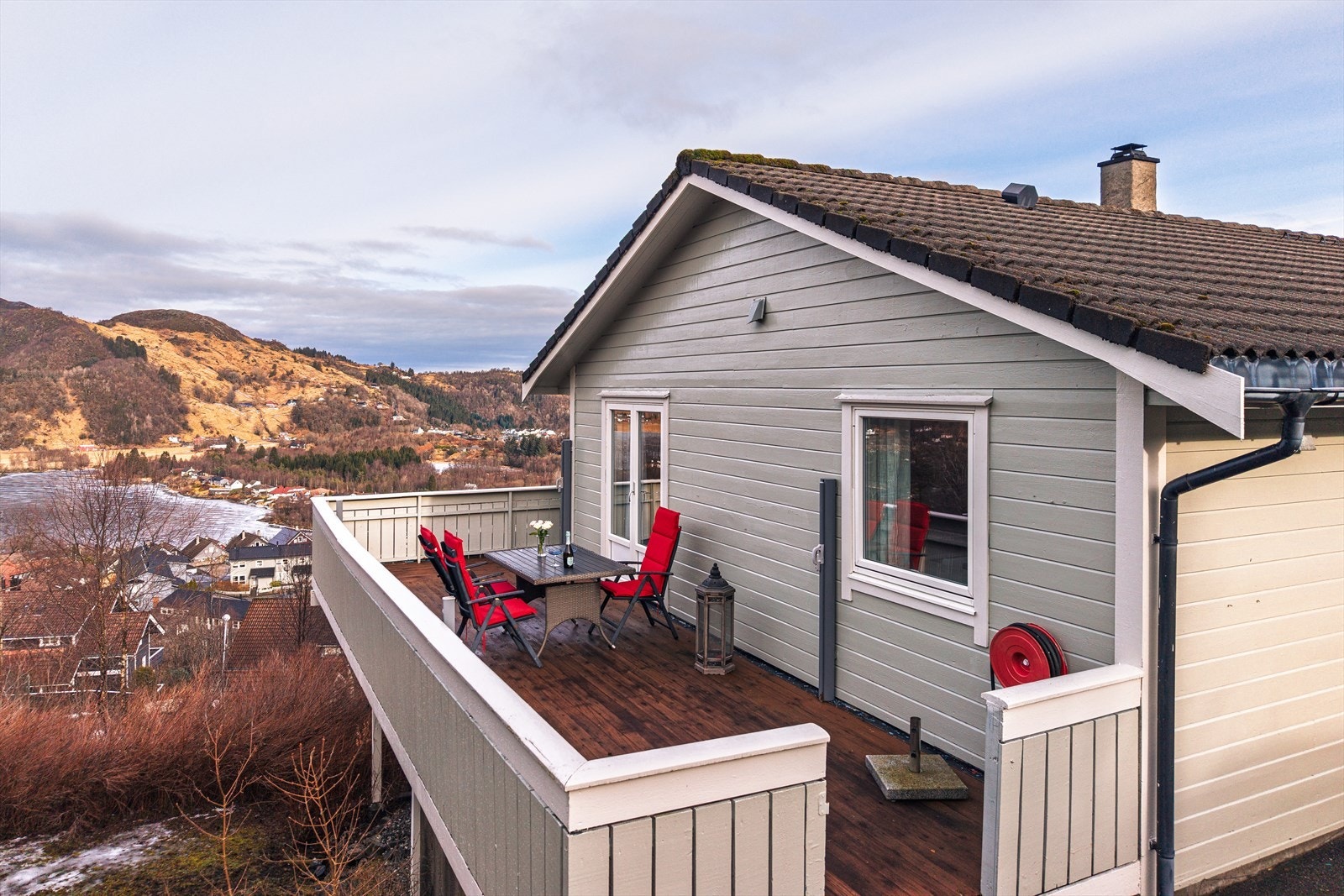 Terrasse og hage med nydelig utsikt og sol til sene sommerkvelder Galleribilde