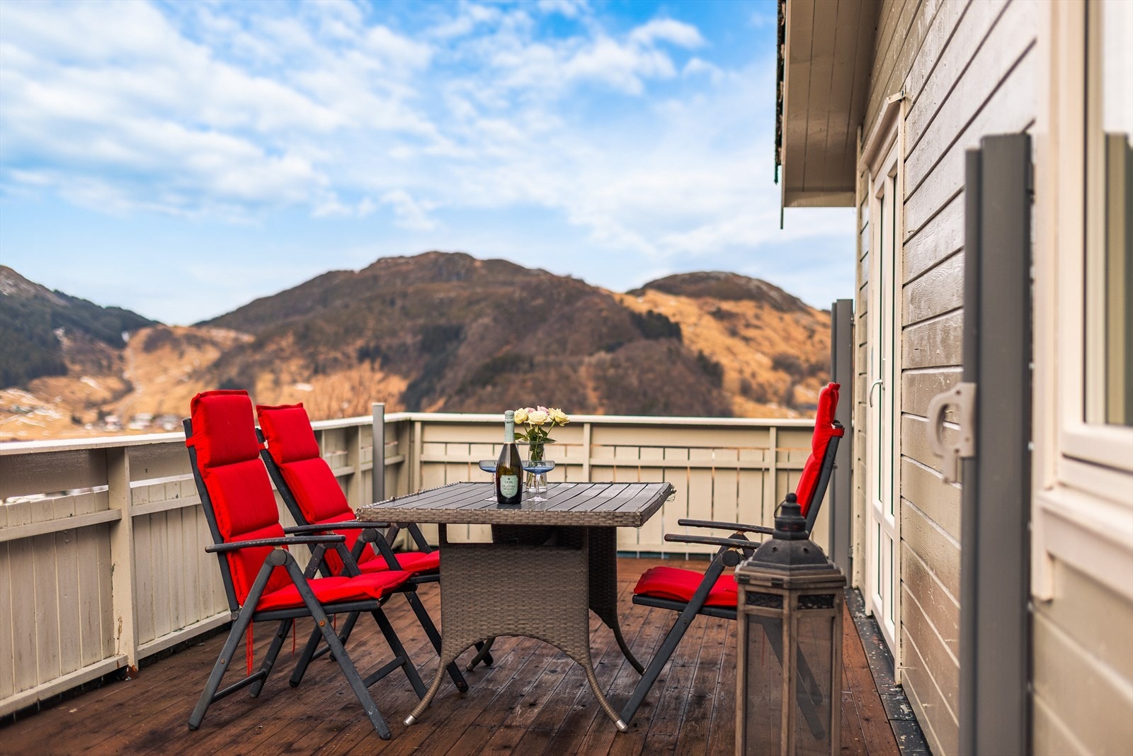 Stor terrasse med gode solforhold og fri utsikt Galleribilde