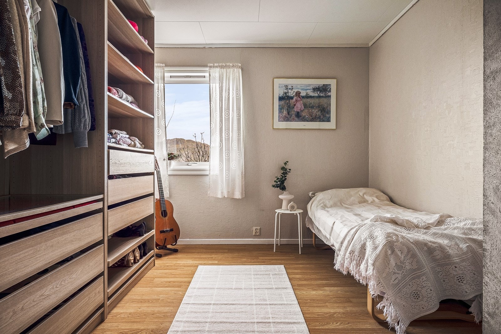 Alle soverom i underetasjen har medfølgende garderobeskap Galleribilde