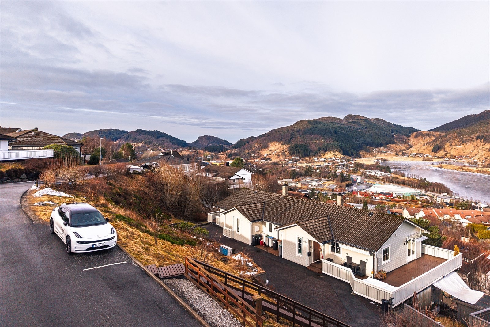 Parkering på felles eiet tomt. Galleribilde