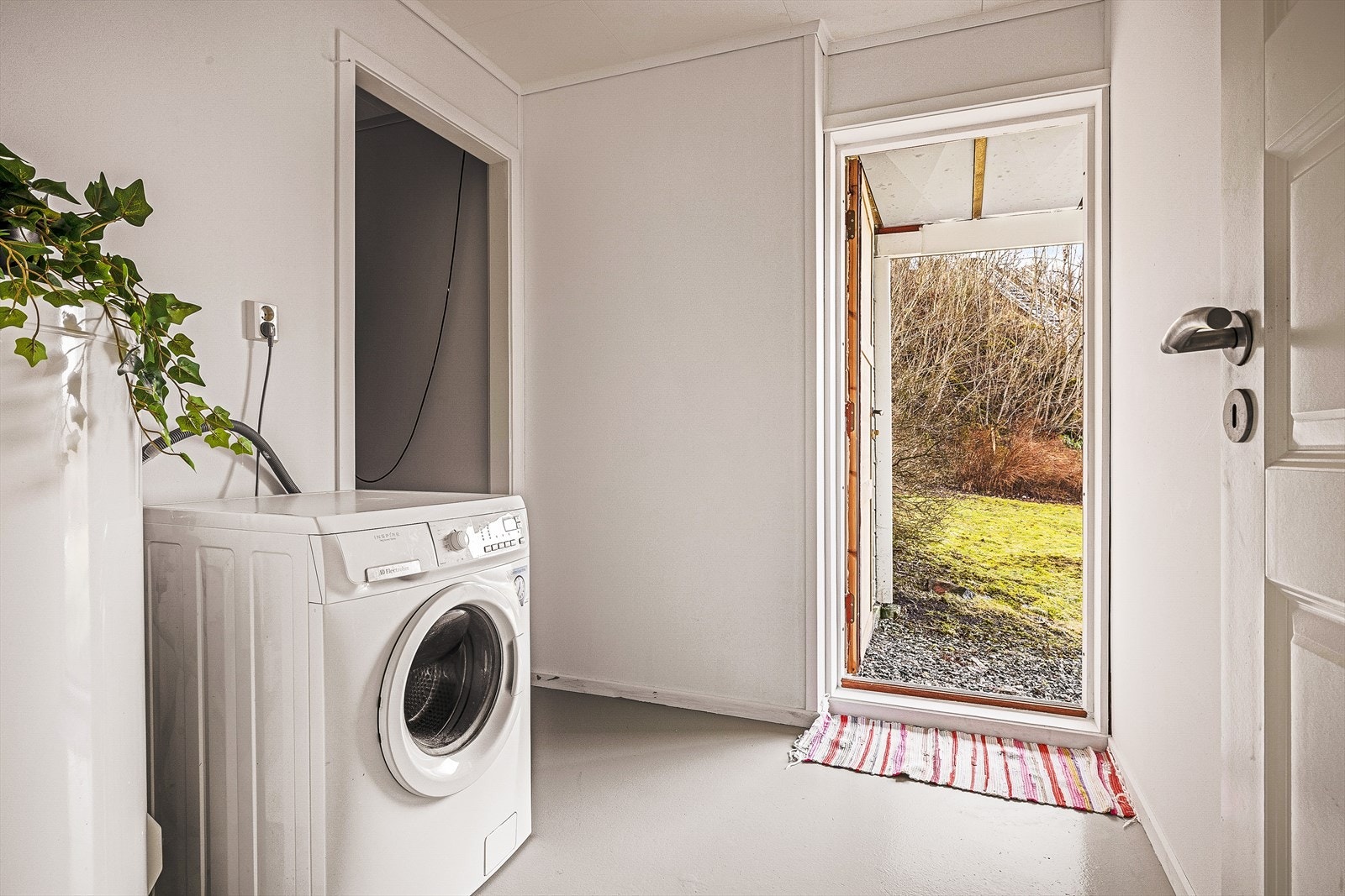 Praktisk med separat vaskerom i underetasje, som også har utgang direkte til hagen Galleribilde