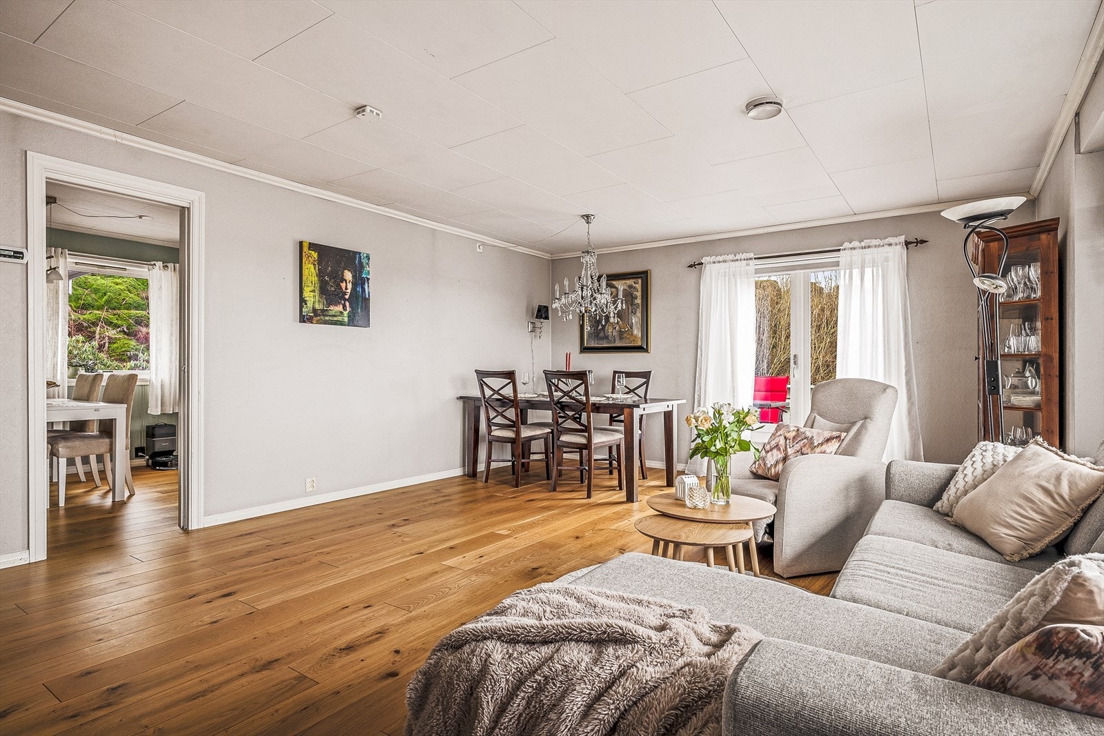 God plass til både sofagruppe og spisebord i stuen Galleribilde