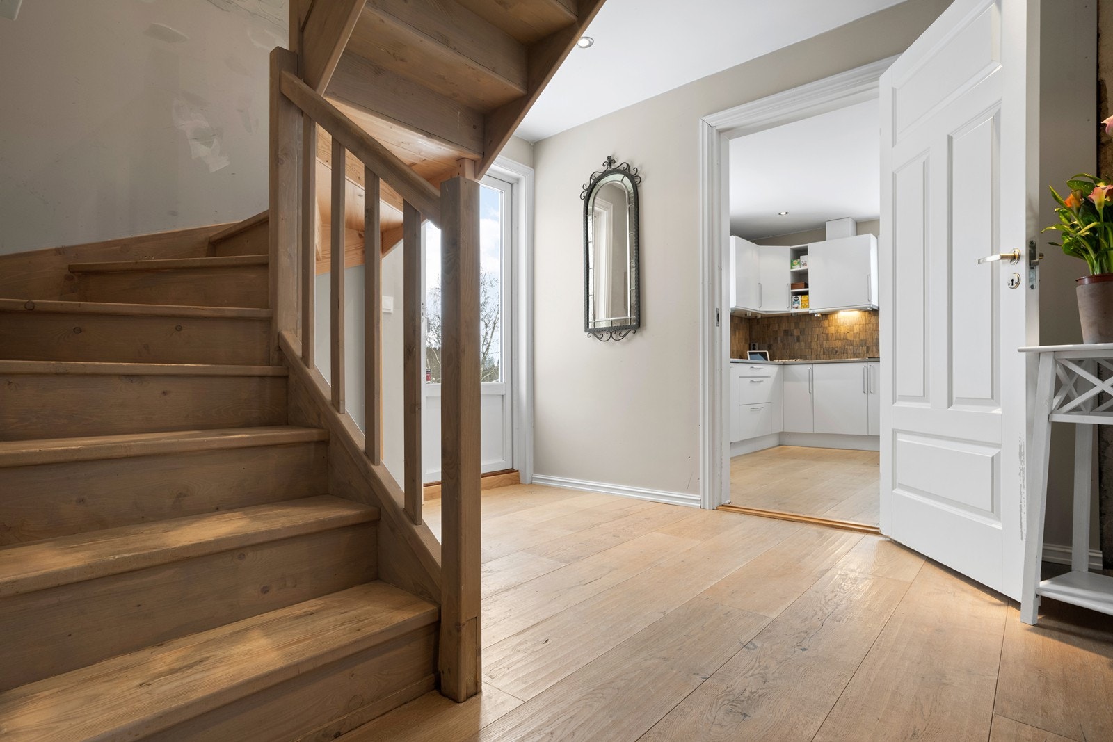 Fra entréen leder en solid eiketrapp opp til boligens andre etasje Galleribilde