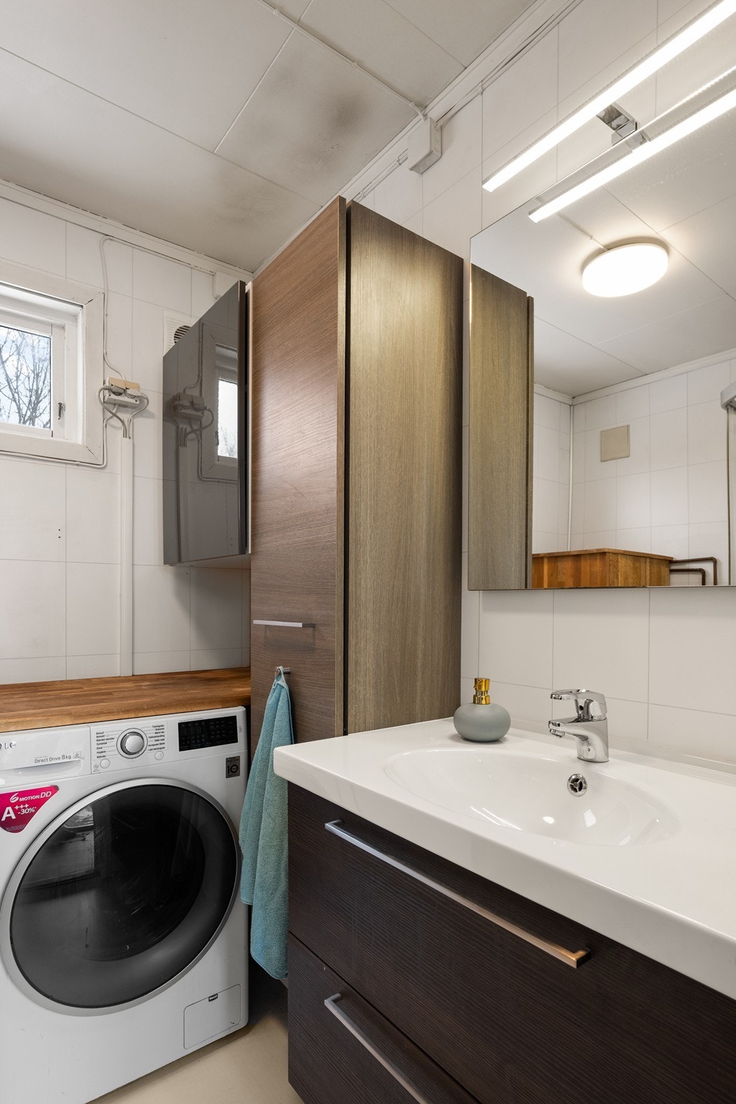 Lyst og praktisk bad med funksjonelle løsninger Galleribilde