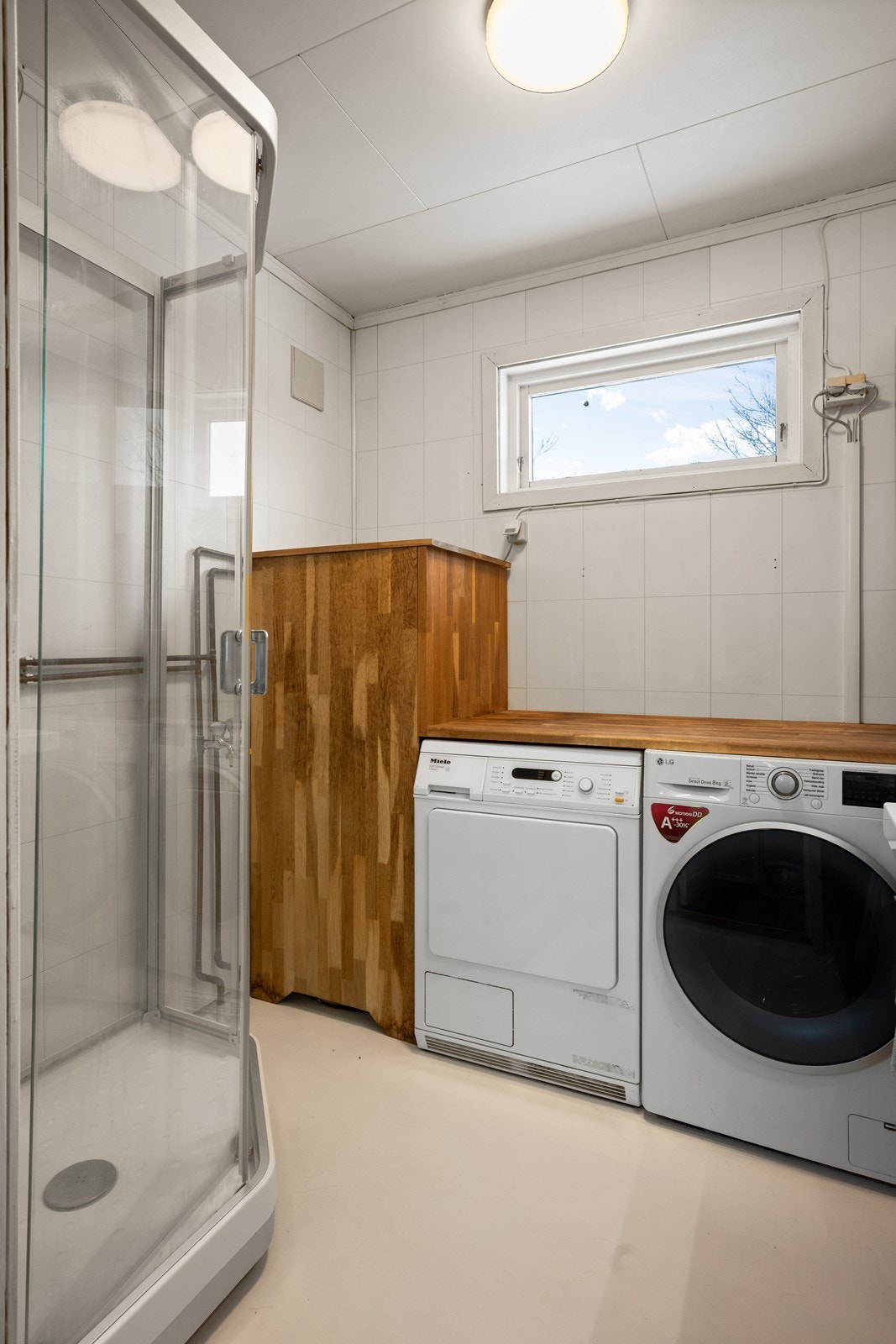 Badet er utstyrt med dusjkabinett Galleribilde