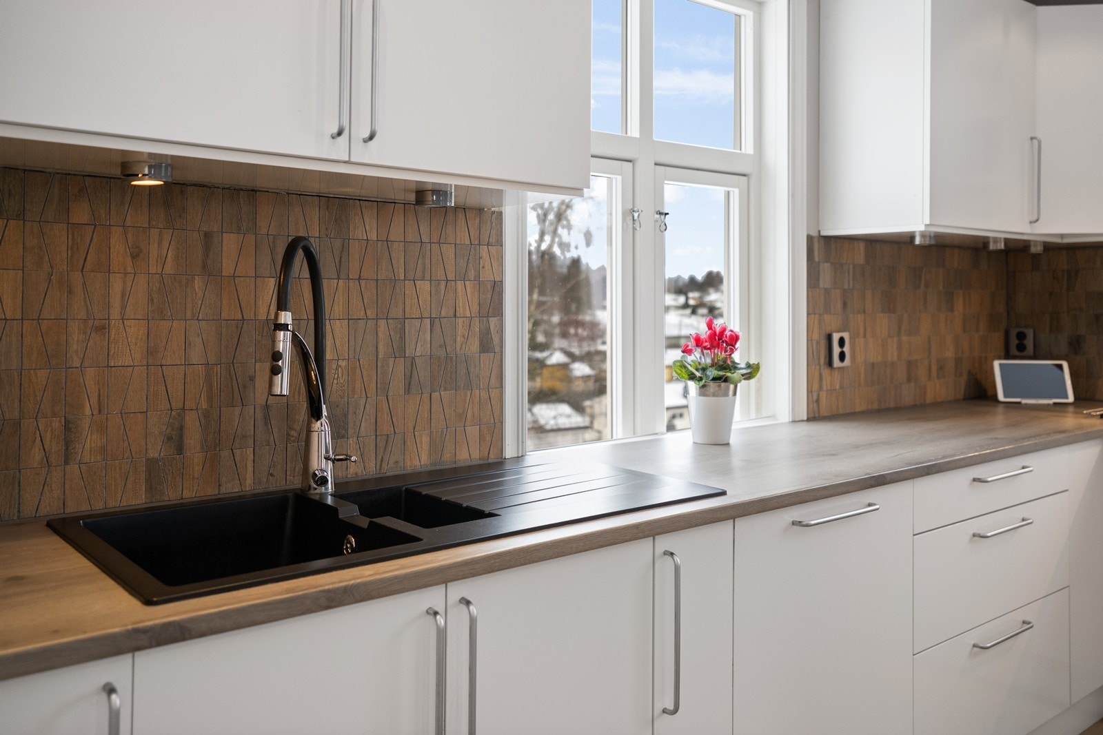 Stilrent detaljbilde av vaskesonen med praktiske løsninger Galleribilde