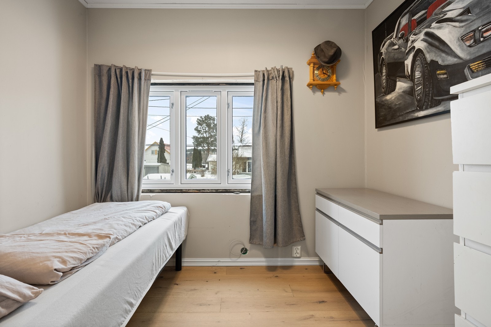 Soverom 2 er lyst og trivelig, med god plass til seng og garderobeløsning Galleribilde