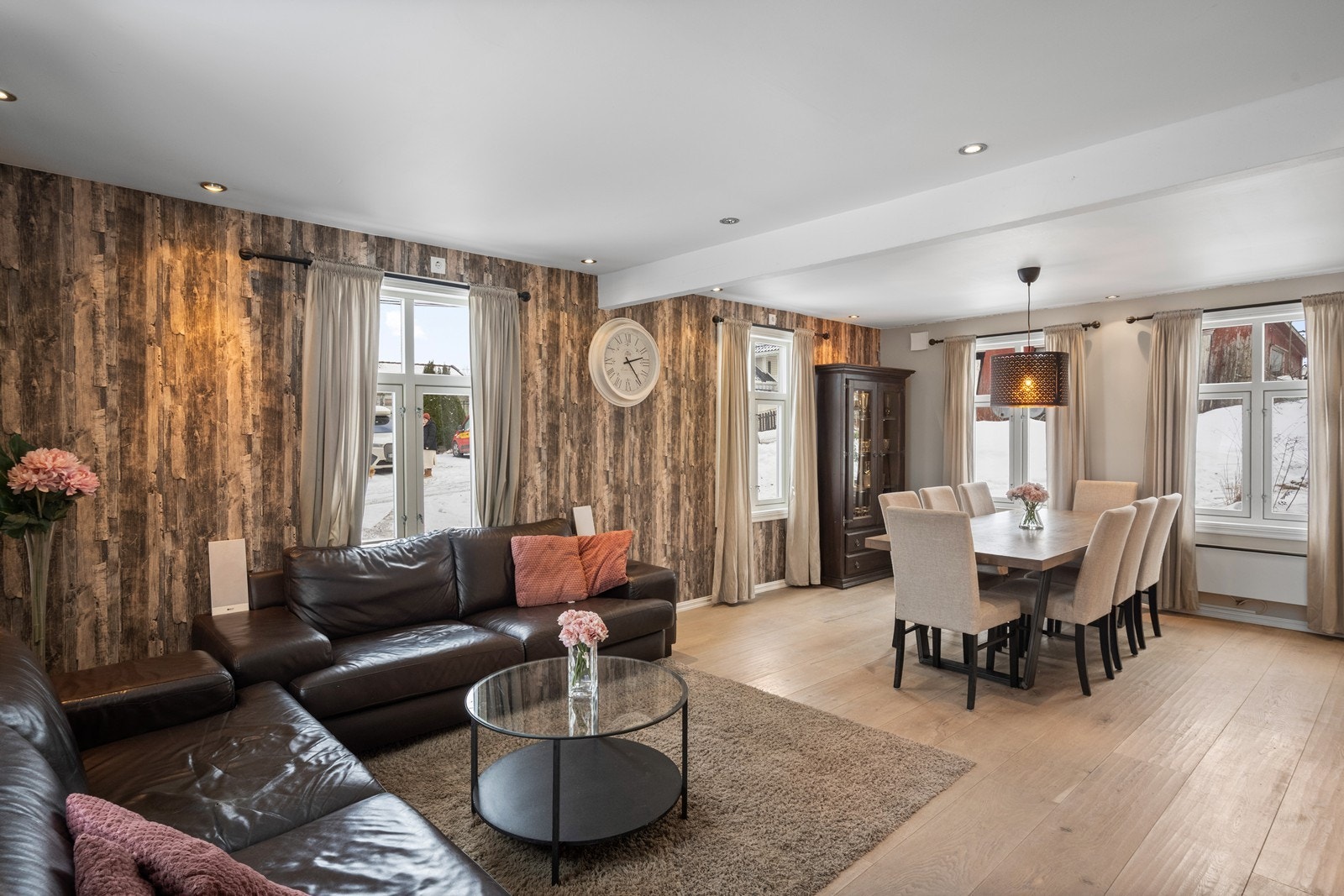 Romslig stue med naturlige soner for både sofagruppe og spisebord - perfekt for både hverdag og selskap Galleribilde