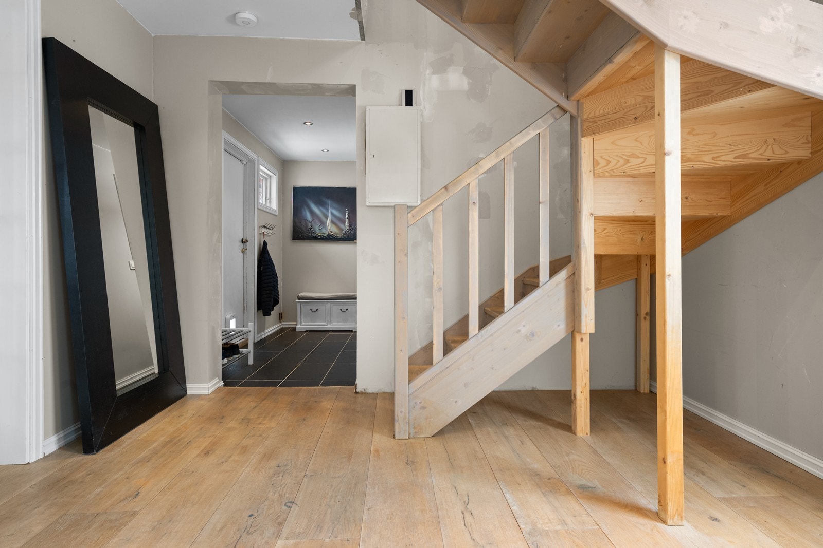 Lys, romslig og innbydende entré med god plass til oppbevaring av yttertøy og sko Galleribilde