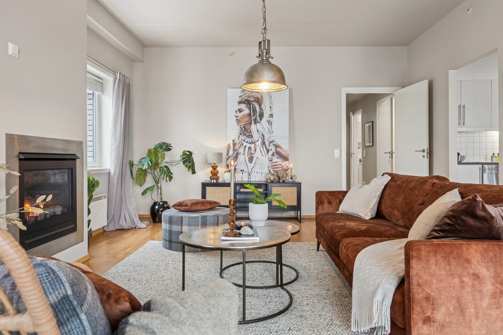 En stue som virkelig oppleves åpen og lys, med god plass til både avslapning og sosiale soner. Galleribilde