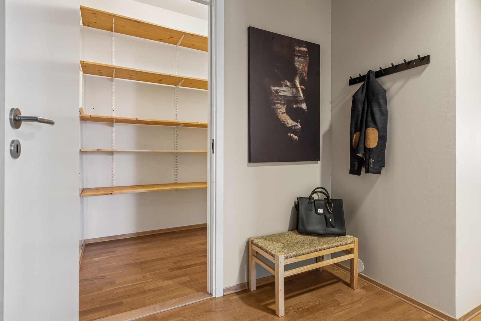 Fra gangen finner du tilgang til en innvending bod. Her er det også mulighet til å sette opp en garderobeløsning. Galleribilde