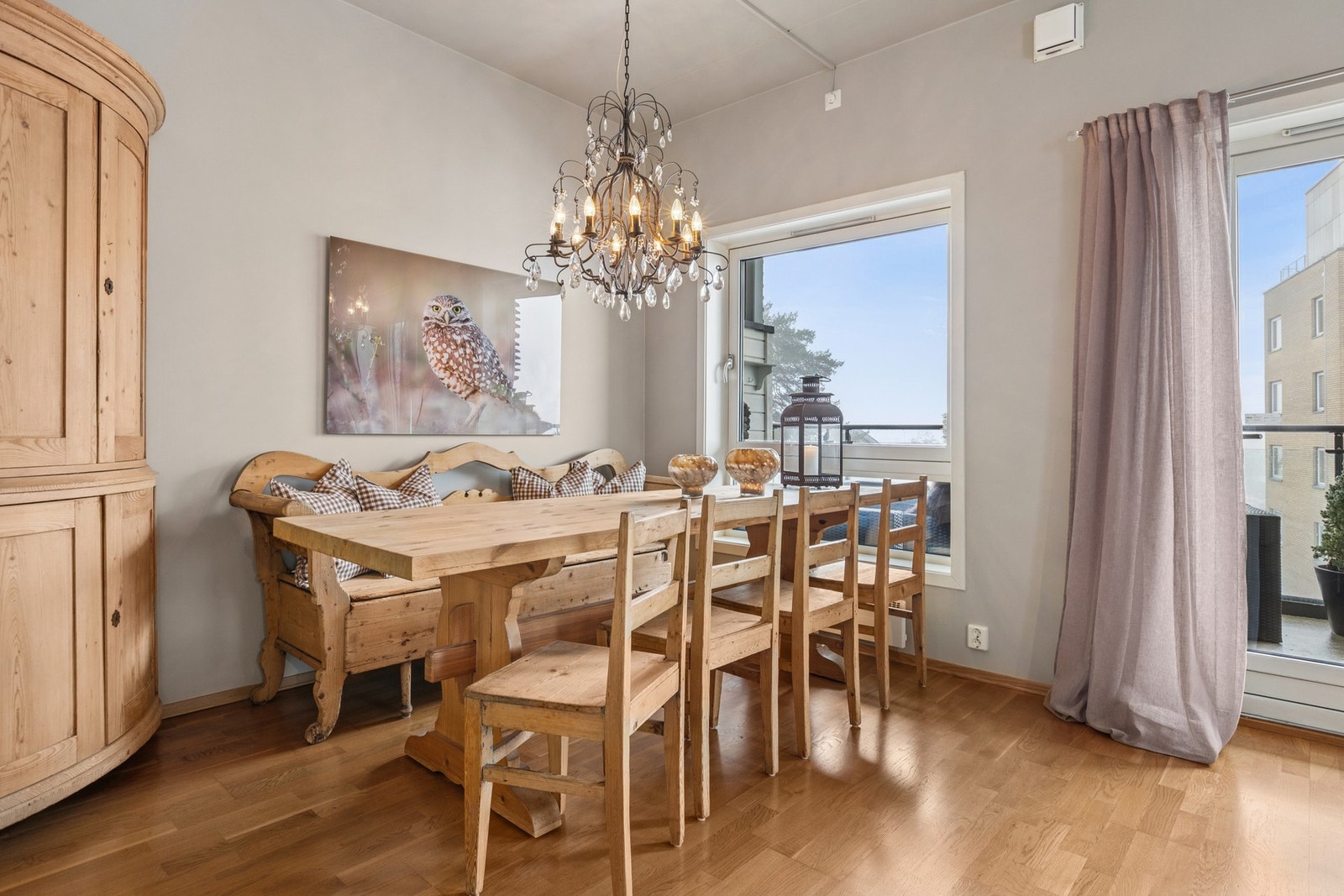 Fra kjøkkenet får du tilgang til spisestuen som gjør sonene for matlaging og sammenkomster. Galleribilde