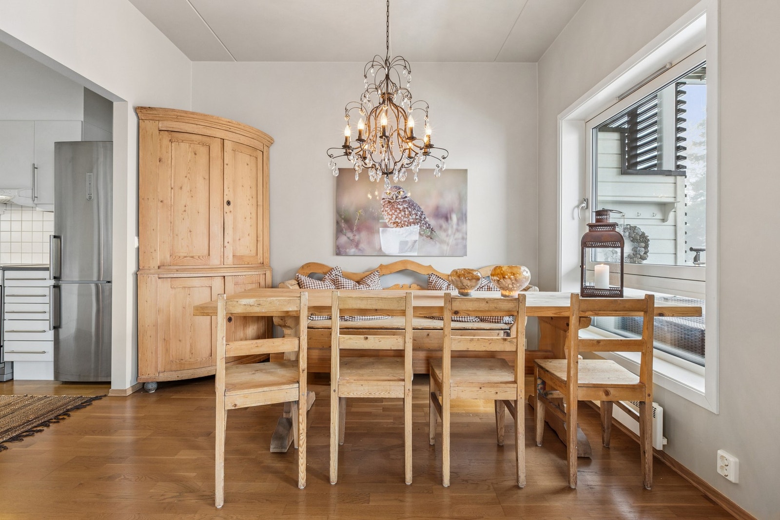 Spisestuen har god plass til ønskelig møblement. Galleribilde