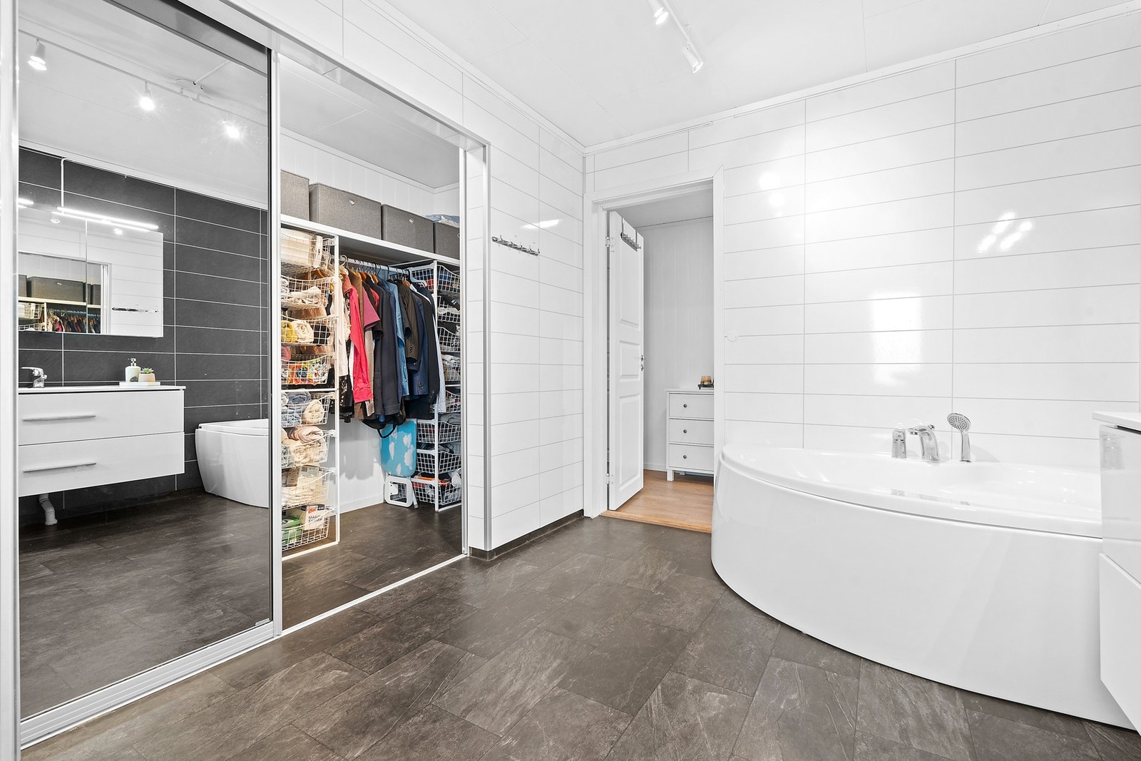 Baderom med eget garderoberom Galleribilde