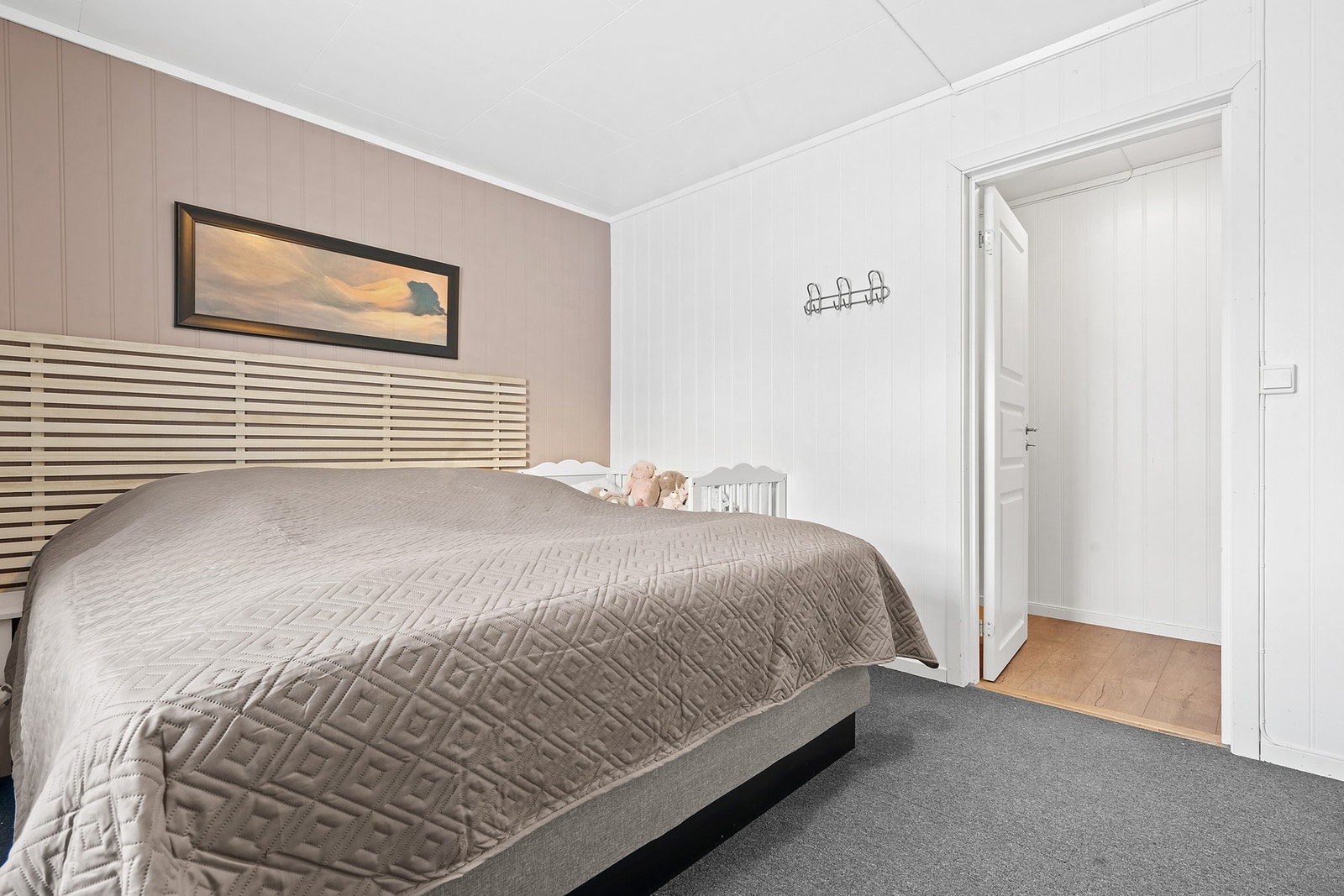 Romslig soverom på hovedplan Galleribilde