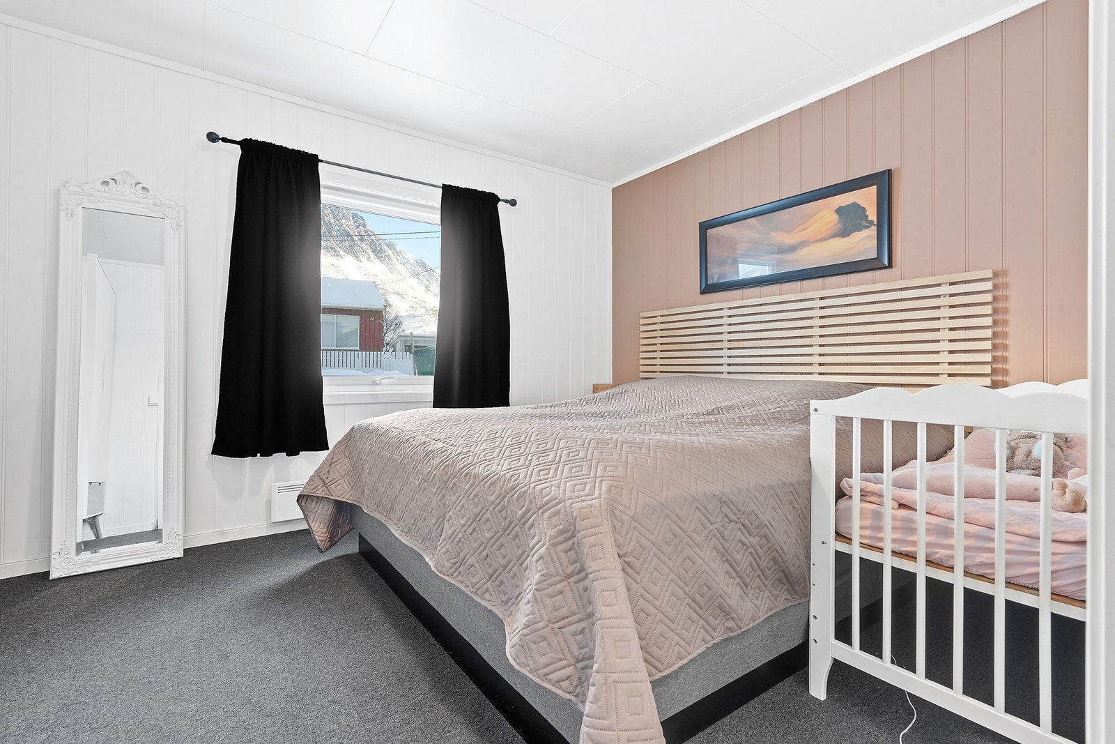 Romslig soverom på hovedplan Galleribilde