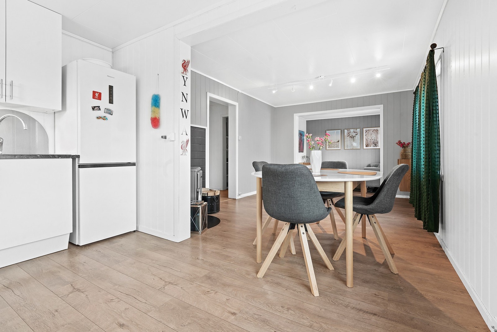 God plass til spisebord på kjøkken Galleribilde