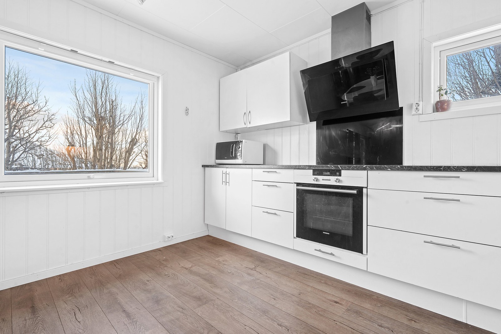 Delikat kjøkken med integrerte hvitevarer Galleribilde