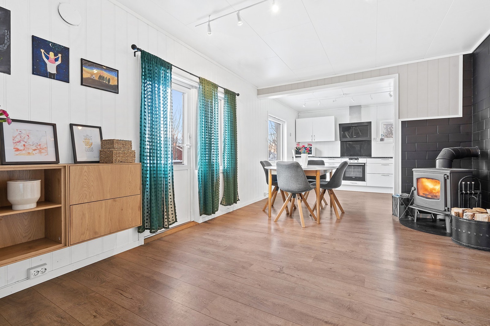 Stuen - Delvis åpen mot kjøkken | God plass til spisebord | Utgang til balkong Galleribilde