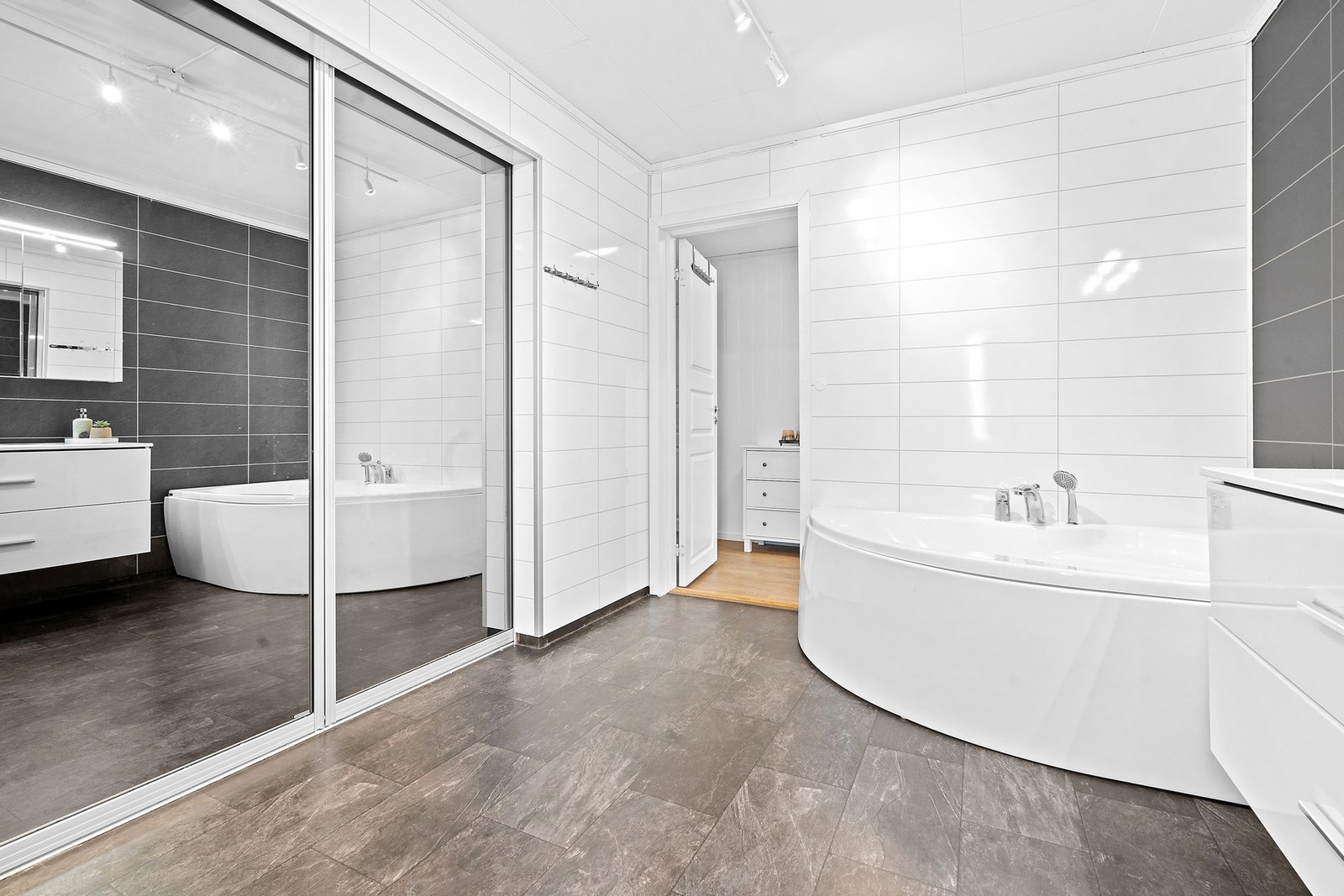 Baderom med egen garderoberom Galleribilde