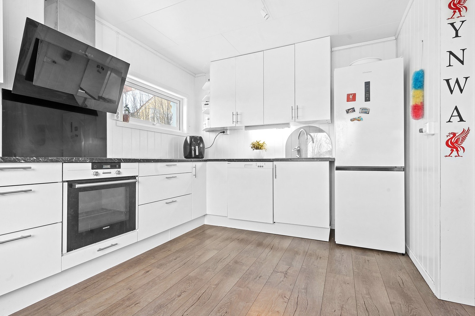 Delikat kjøkken med noen integrerte hvitevarer Galleribilde