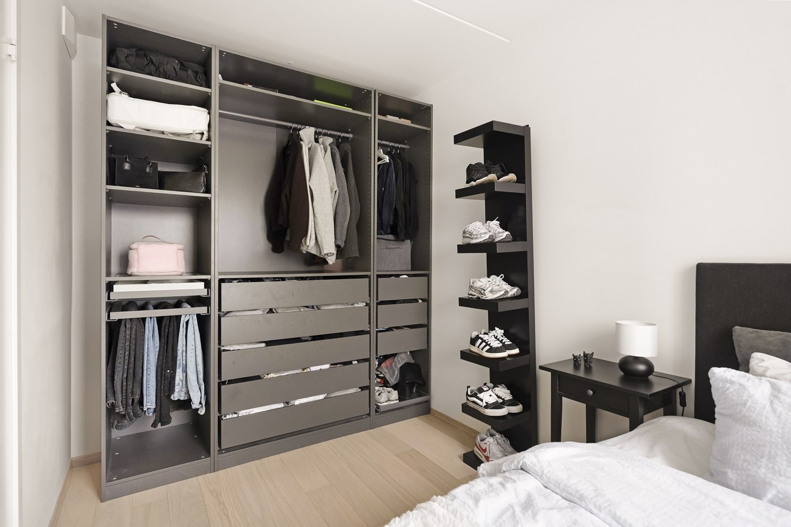 Rommet gir fleksibilitet for å etablere gode og oversiktlige garderobeløsninger. Galleribilde