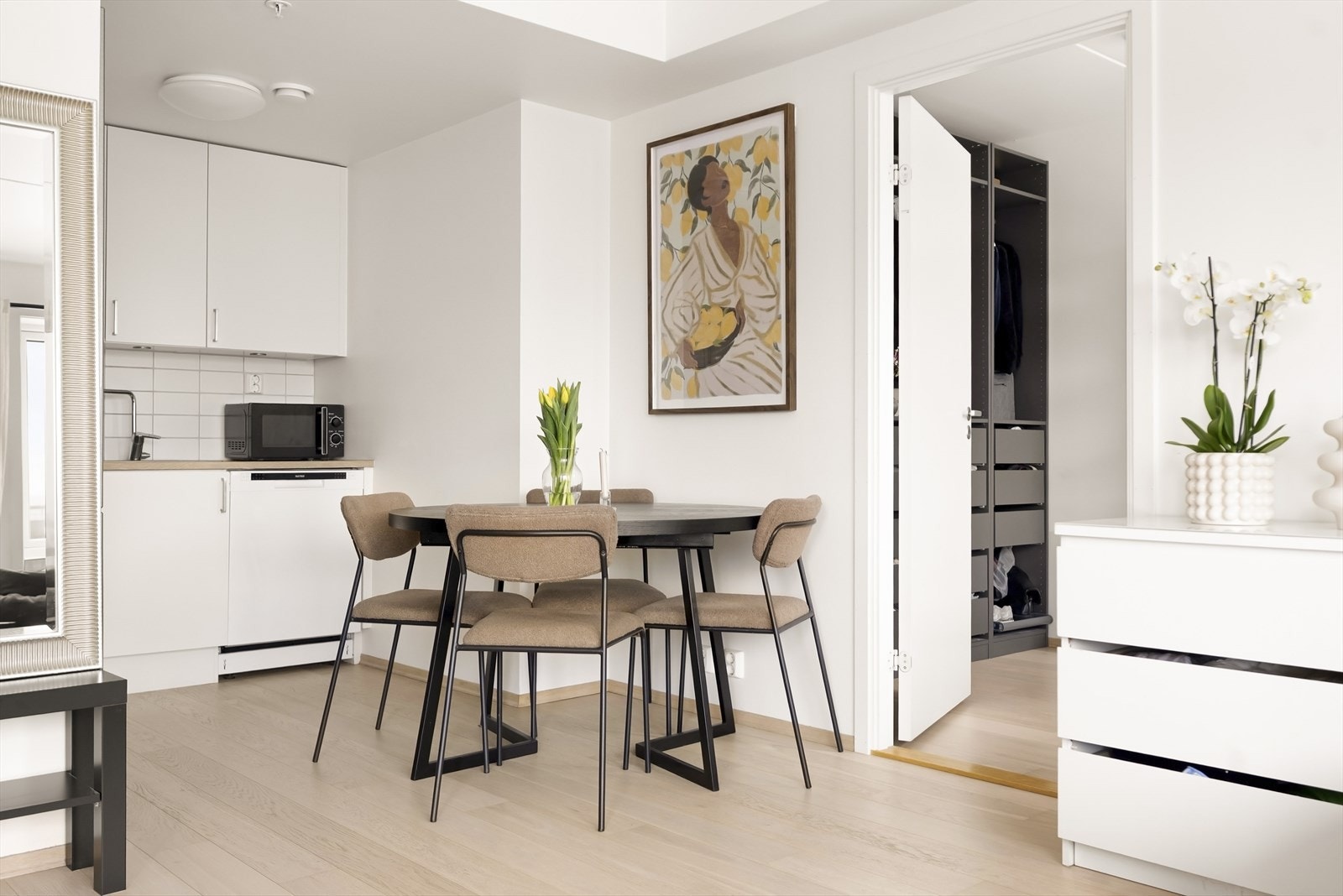 Den sosiale sonen binder sammen kjøkken, spiseplass og stue på en funksjonell måte. Galleribilde