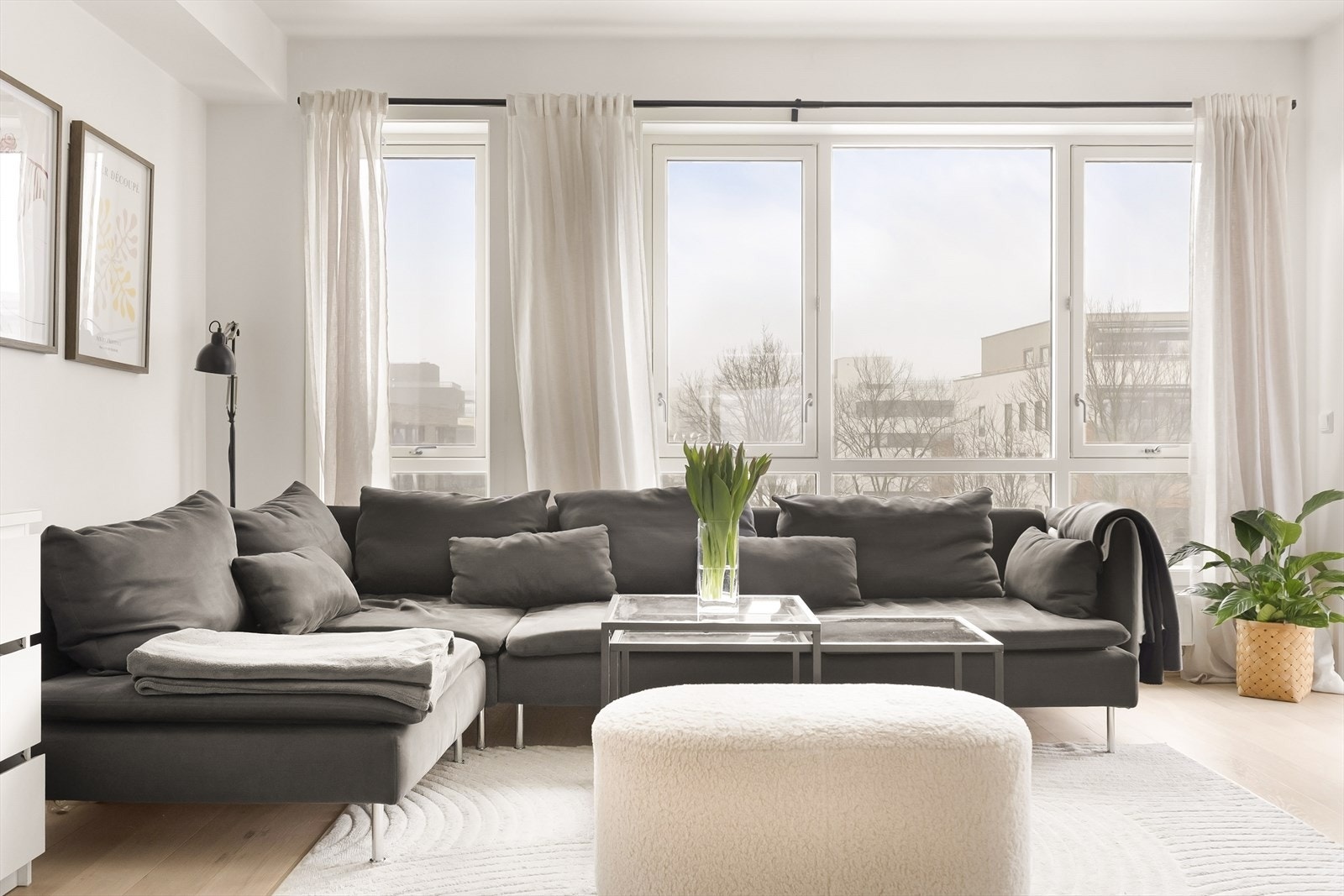 Store vindusflater med 2-lags isolerglass fra 2019 slipper inn rikelig med dagslys. Galleribilde