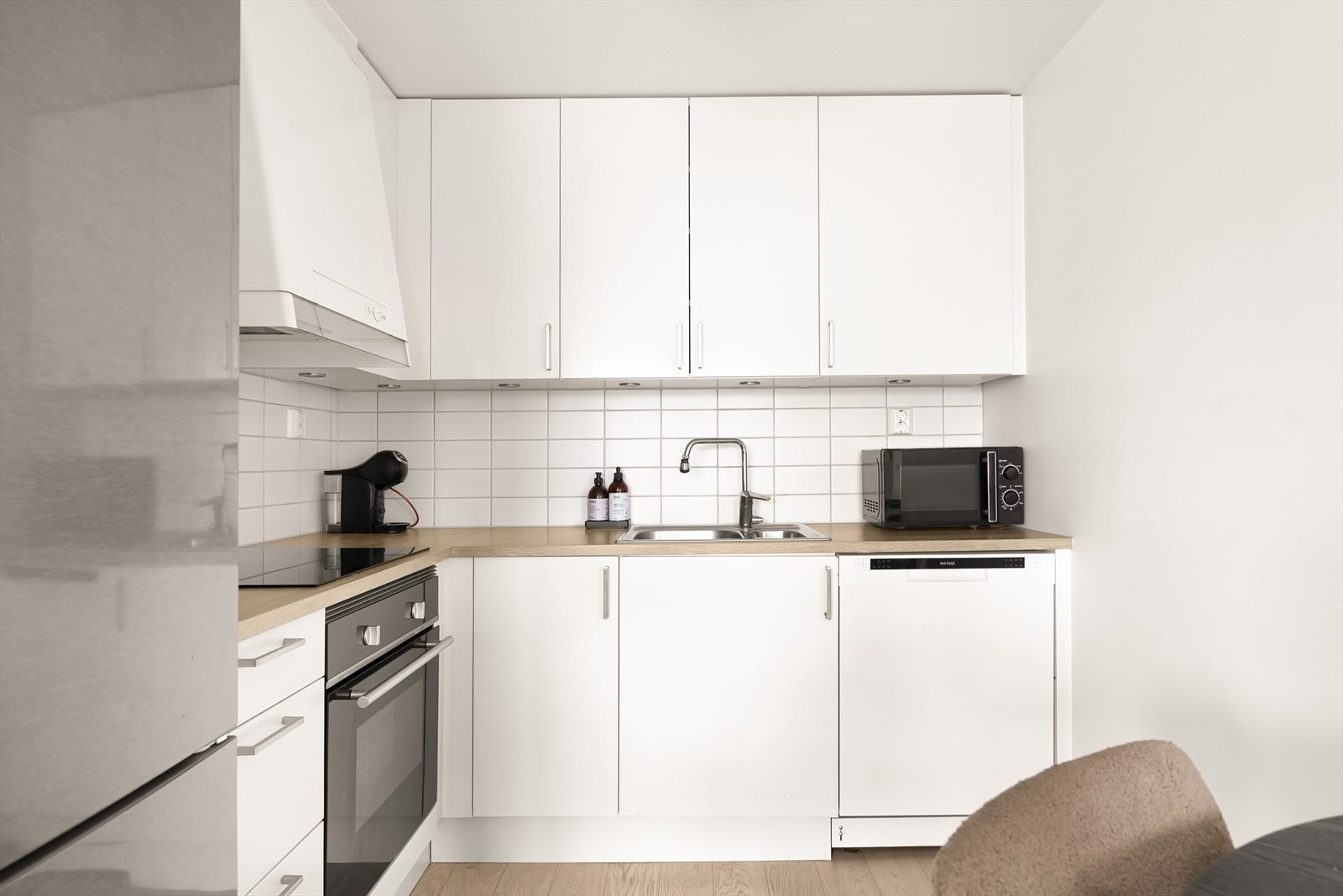 Kjøkkenet er utstyrt med integrert stekeovn, platetopp og oppvaskmaskin. Galleribilde