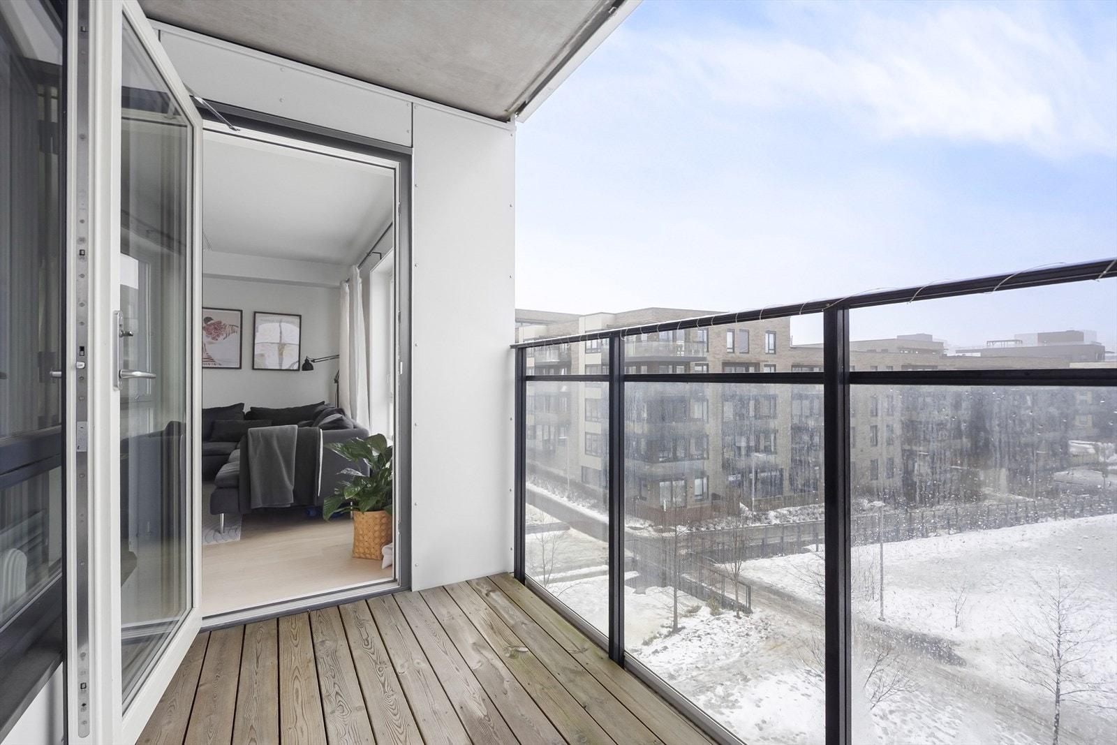 Balkongen er utstyrt med både belysning og stikkontakt, noe som øker bruksmulighetene. Galleribilde