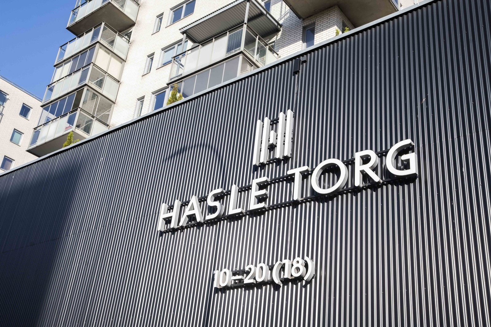 Hasle Torg, med et variert utvalg av butikker og tjenester, er kun ni minutter unna. Galleribilde