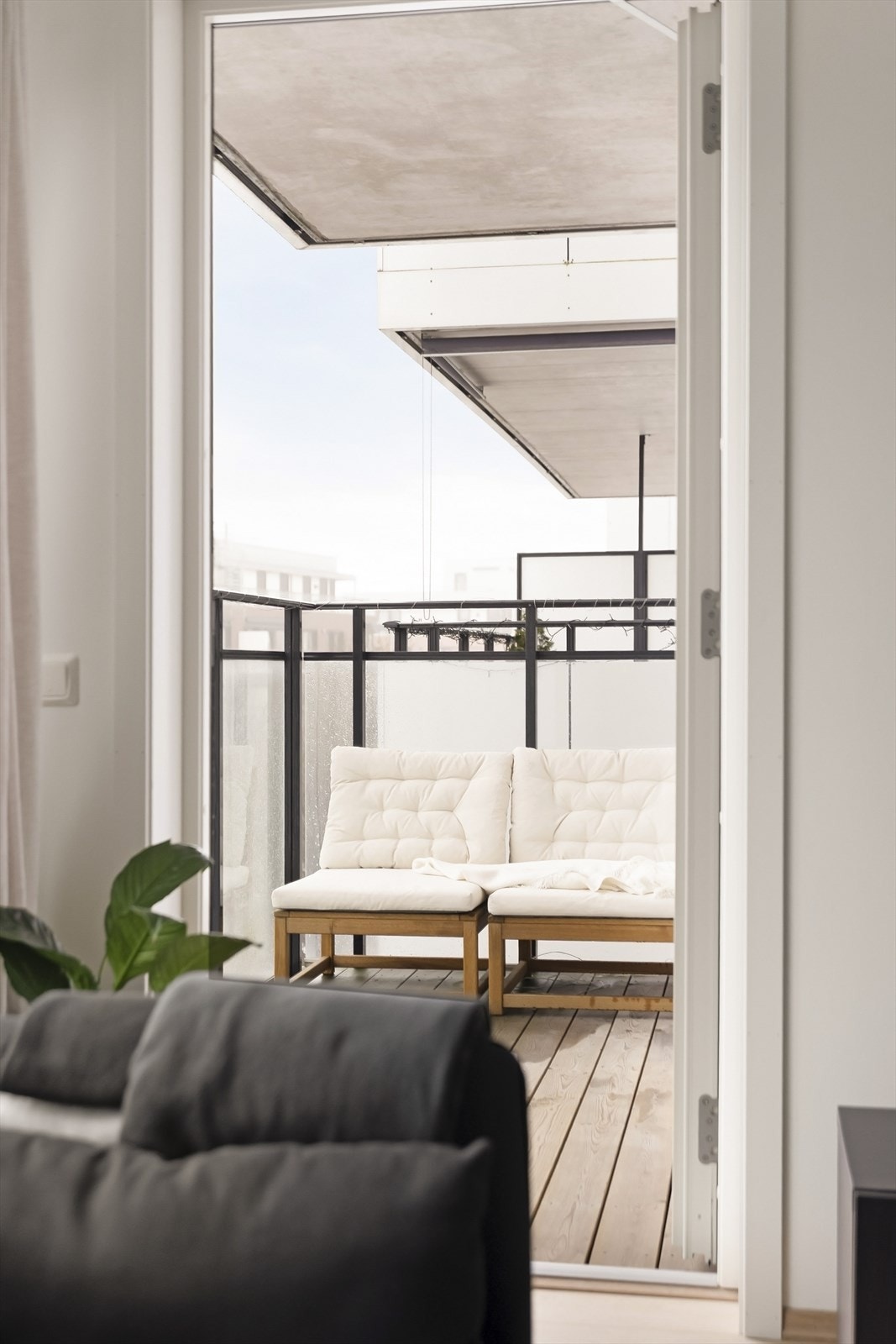 Fra stuen er det direkte utgang til balkongen gjennom en dør med 3-lags isolerglass fra 2019. Galleribilde