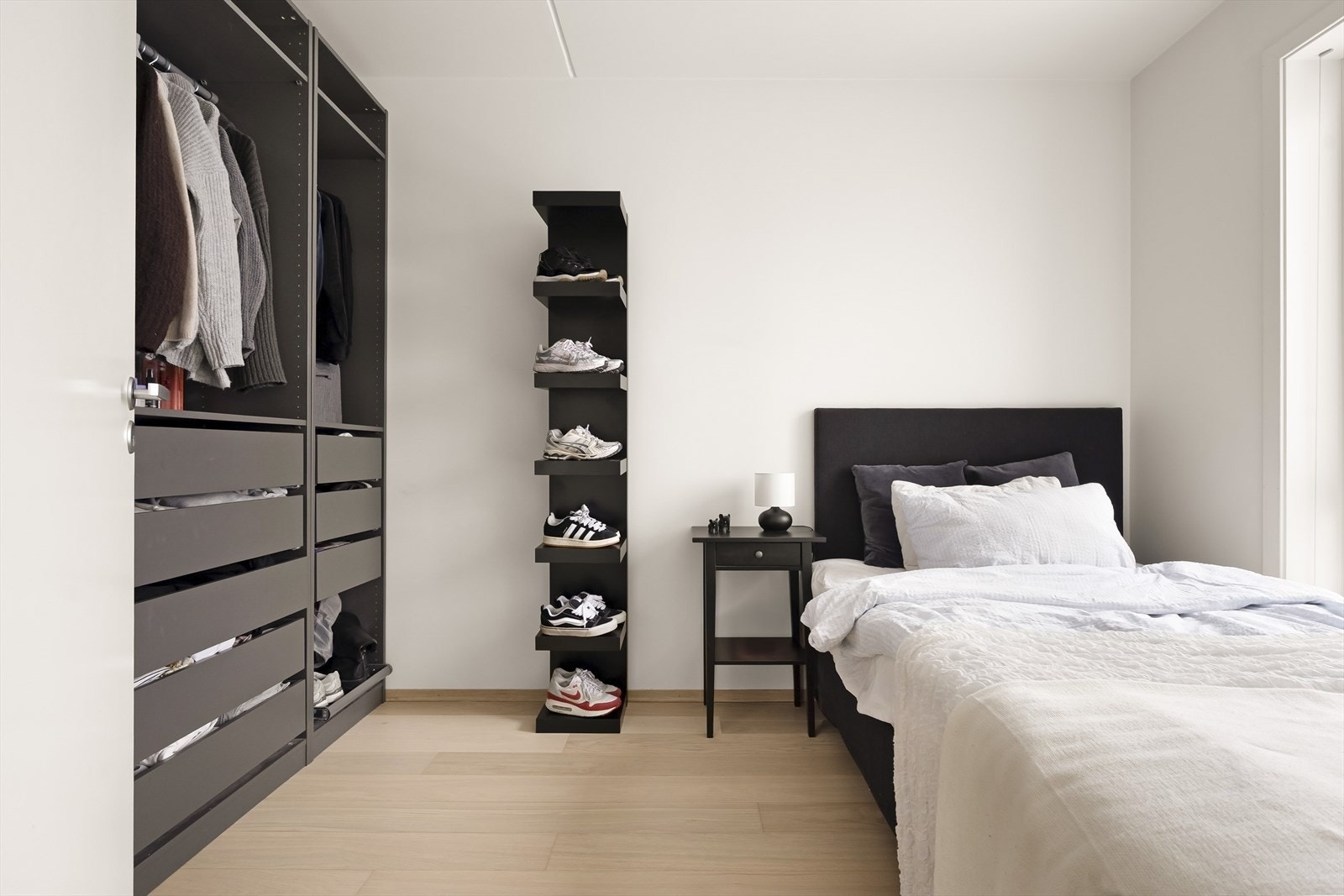 Begge soverommene har parkett på gulv og vegger med glatt, malt utførelse. Galleribilde