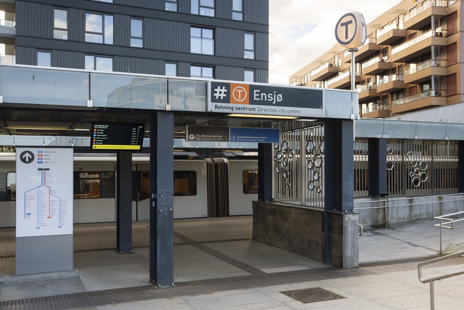 Kollektivtilbudet er svært godt, med Ensjø T-banestasjon kun en kort spasertur unna. Galleribilde