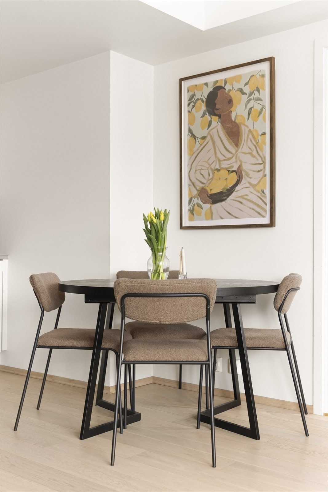 I tilknytning til kjøkkenet er det en naturlig plass for spisebord. Galleribilde