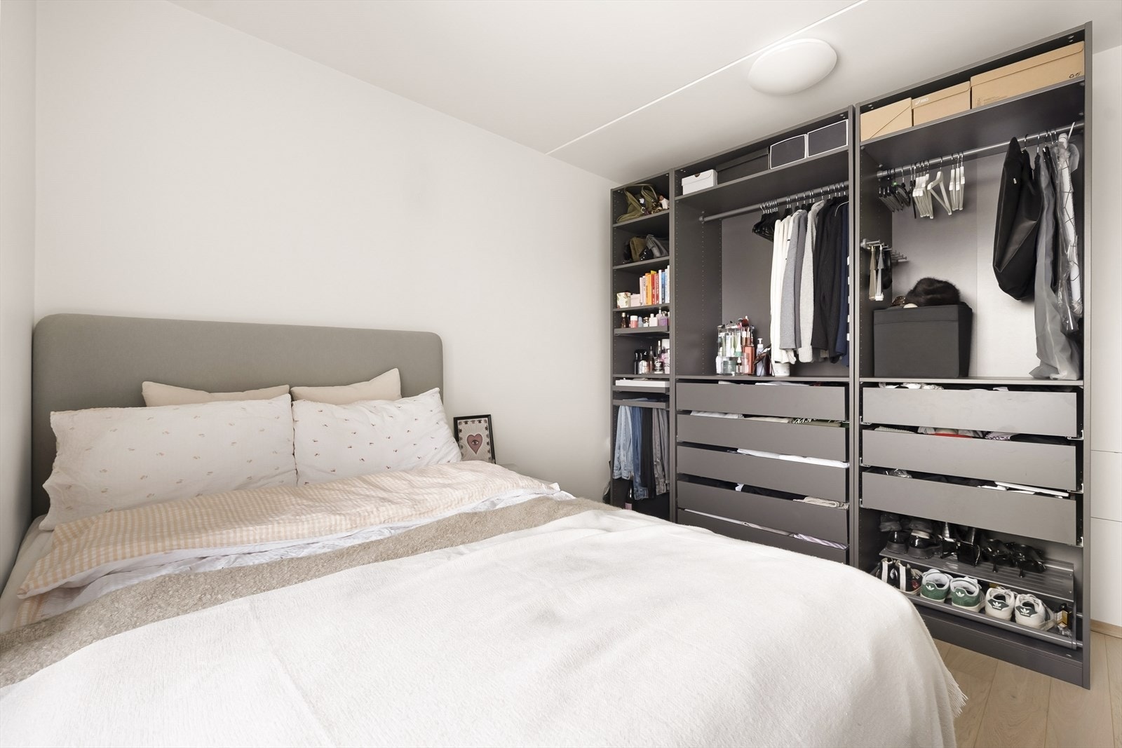 Hovedsoverommet har god plass til en romslig garderobeløsning for effektiv oppbevaring. Galleribilde