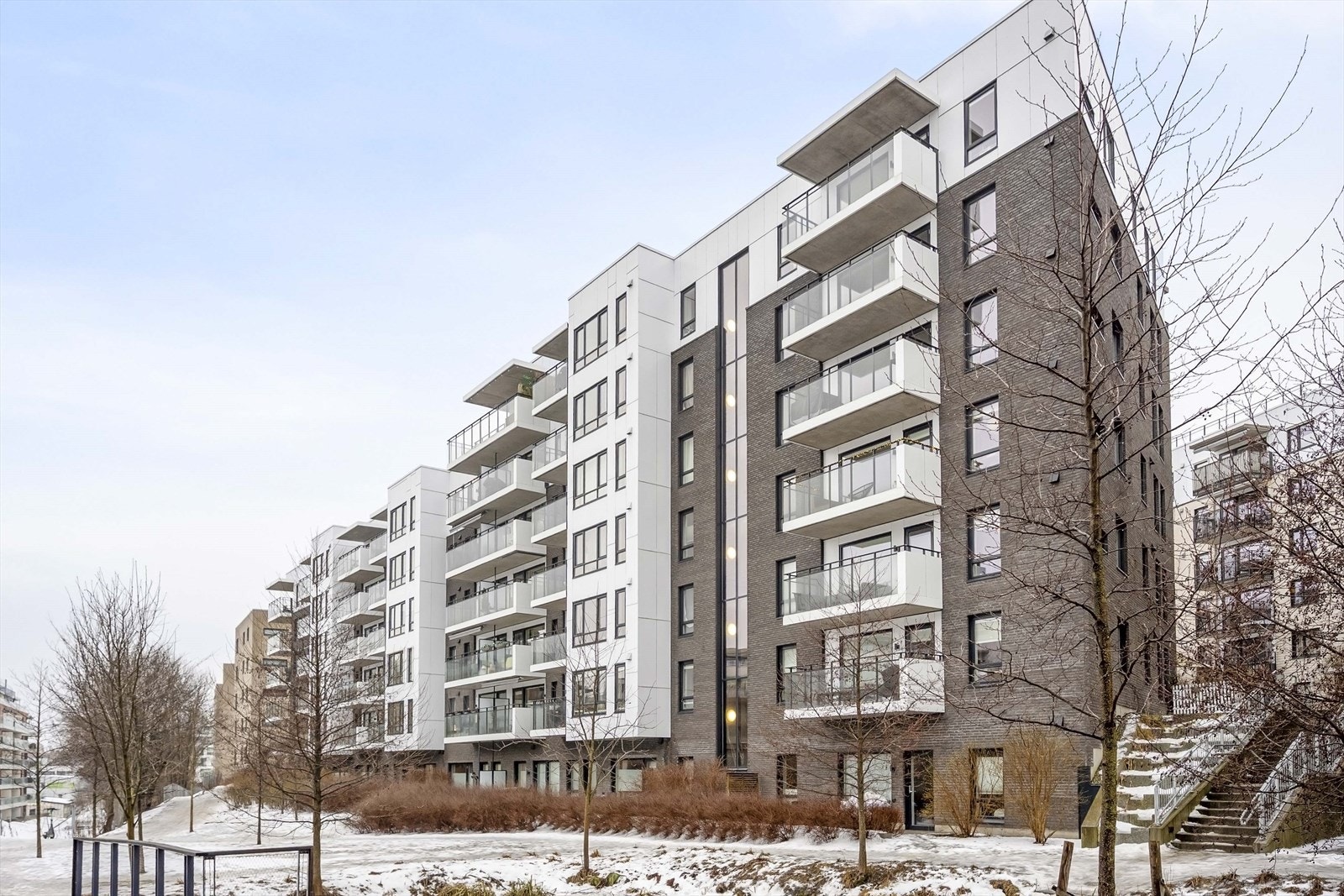 Bygningen fra 2019 har en solid konstruksjon med yttervegger i betong og teglsteinsfasade. Galleribilde